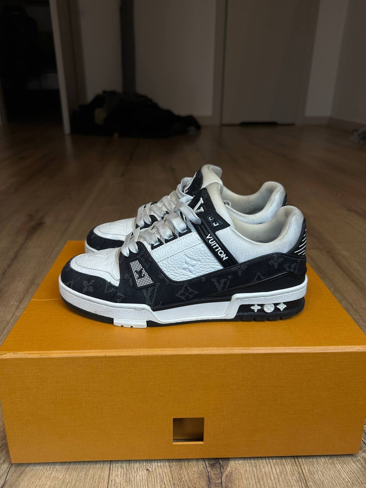 Louis Vuitton Louis Vuitton Trainer Black and White Size US 9 / IT 39 - 1 Thumbnail