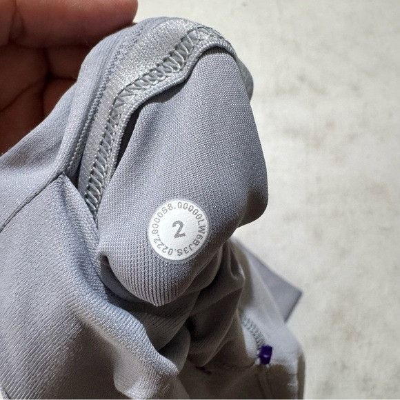 Lululemon LULULEMON GRAY ATHLETIC LEGGINGS SZ 2 Size 26" / US 2 / IT 38 - 3 Thumbnail