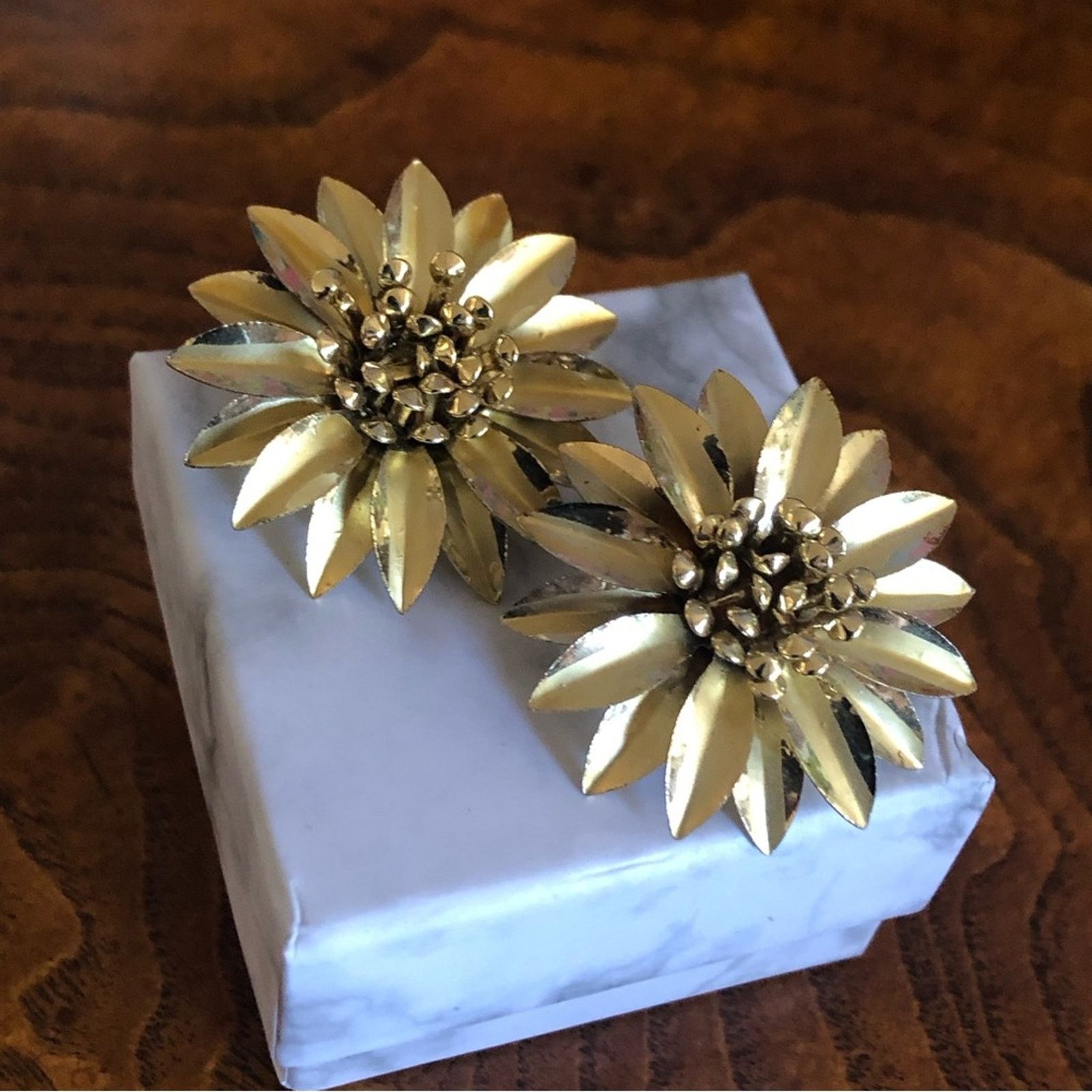 Vintage Vintage 70s gold tone metal flower cluster clip on earrings Size ONE SIZE - 1 Thumbnail