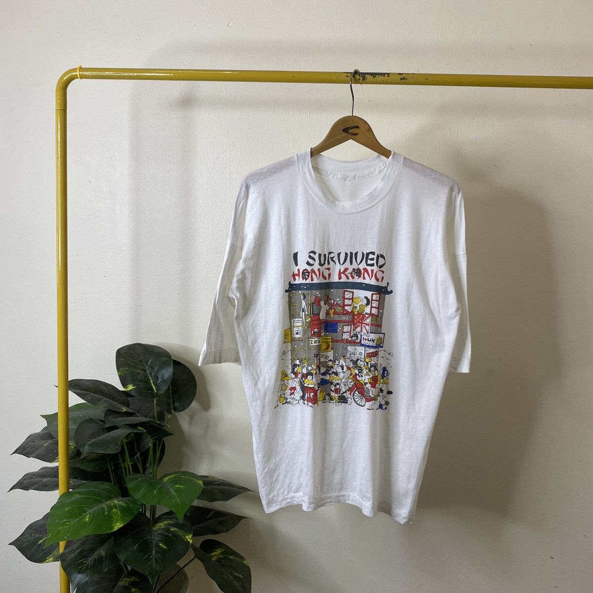 Vintage Vintage 80s I Survived Hong Kong Pop Art T Shirt Size US L / EU 52-54 / 3 - 1 Thumbnail