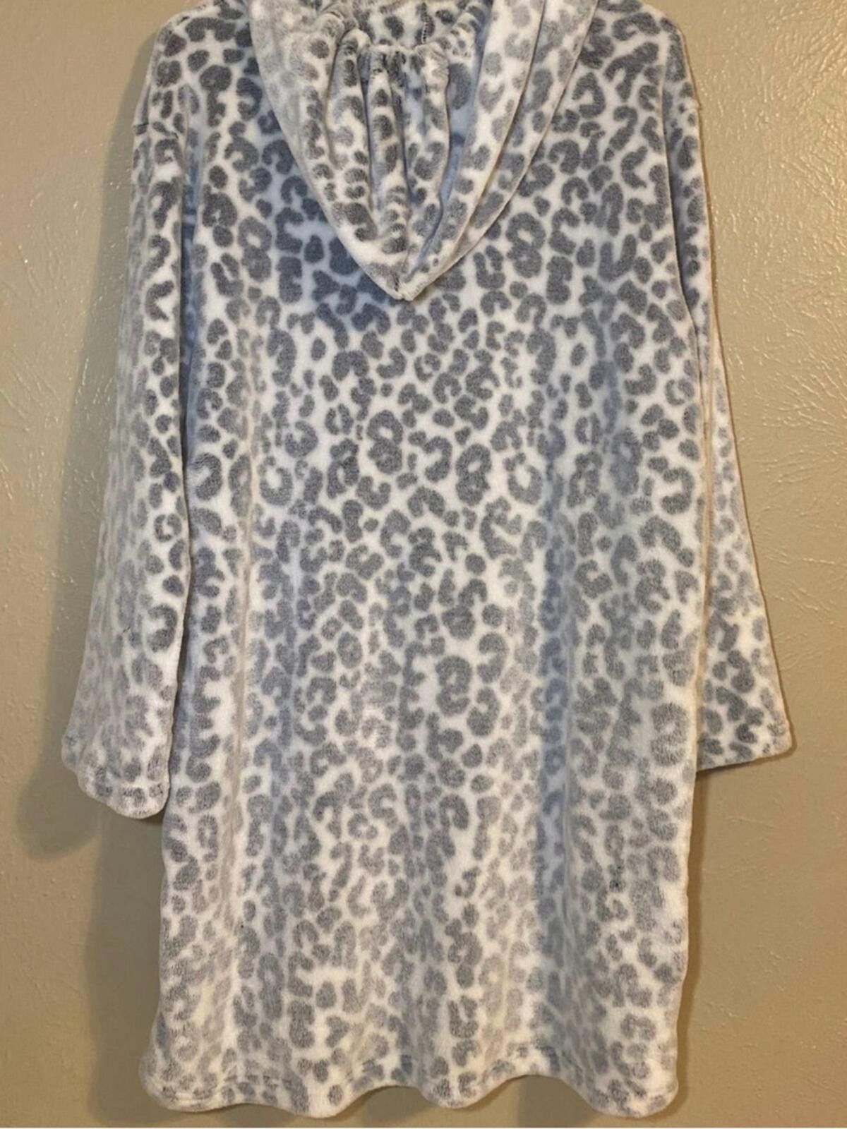 Wildfox Wildfox Cozy Soft Snow Leopard Hooded Sweatshirt Size M / US 6-8 / IT 42-44 - 3 Thumbnail