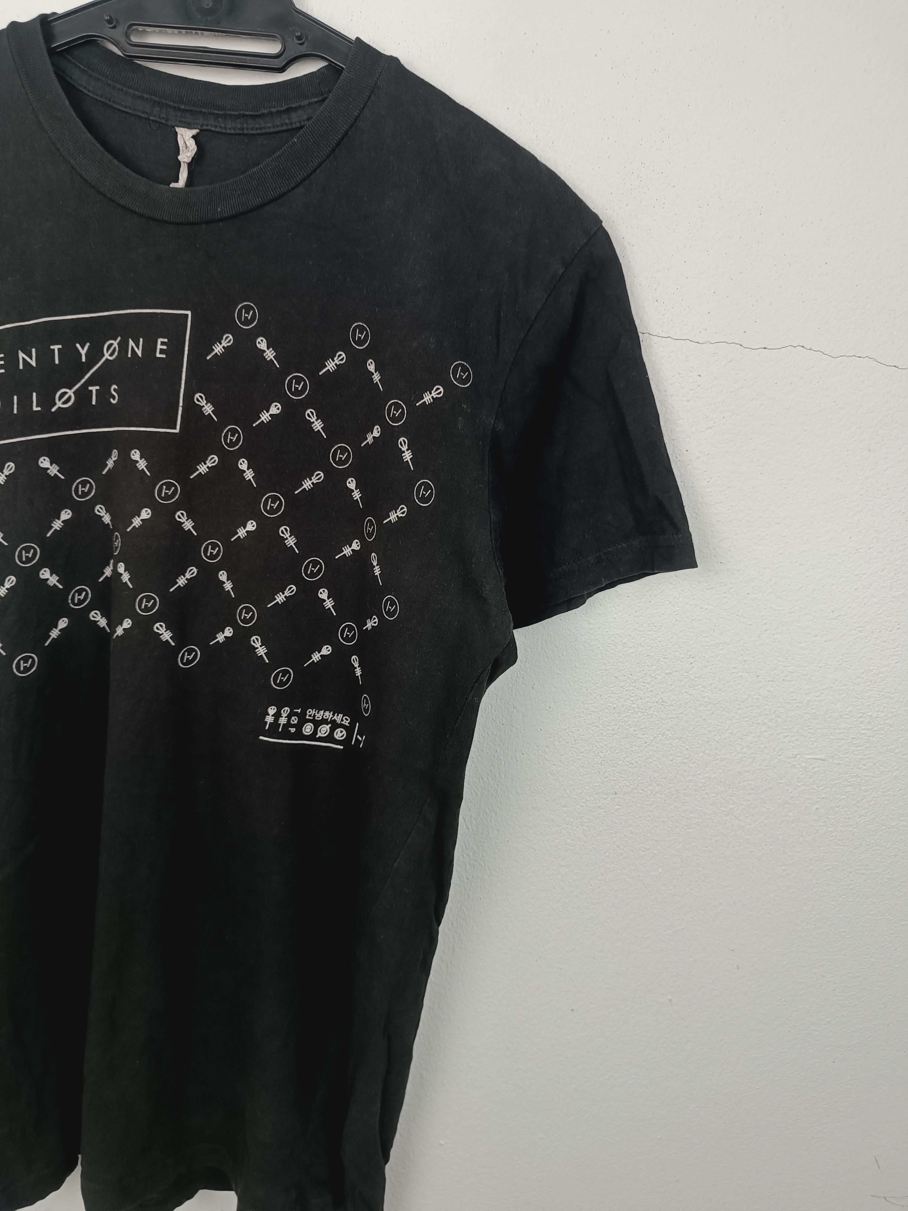 Band Tees VINTAGE TWENTY ONE PILOTS 21 TEE rock band rap linkin park Size US S / EU 44-46 / 1 - 7 Thumbnail