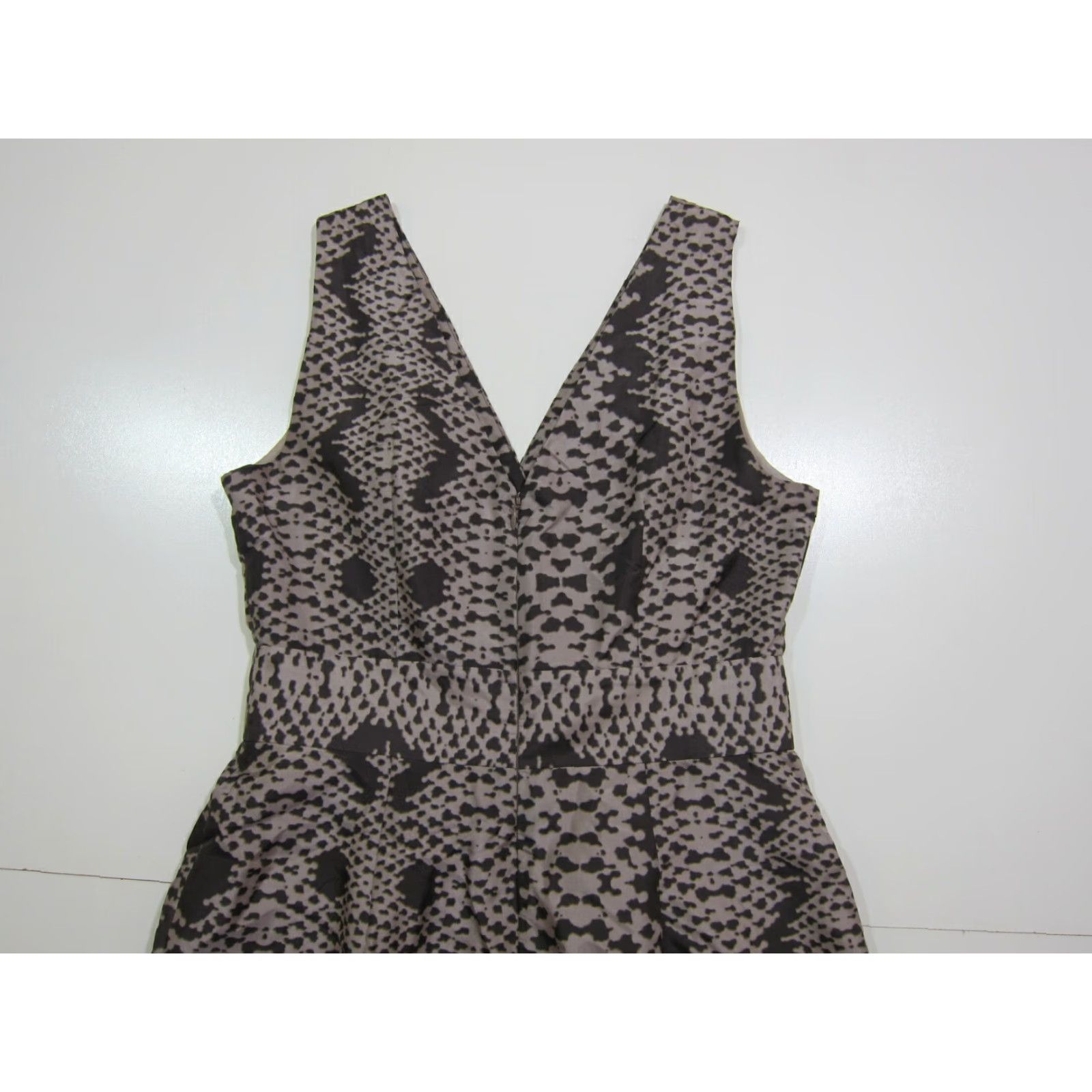 Banana Republic Banana Republic 100% Silk Grey Snake Print V-Neck Sleeveless Dress Women 6/M Size M / US 6-8 / IT 42-44 - 5 Thumbnail