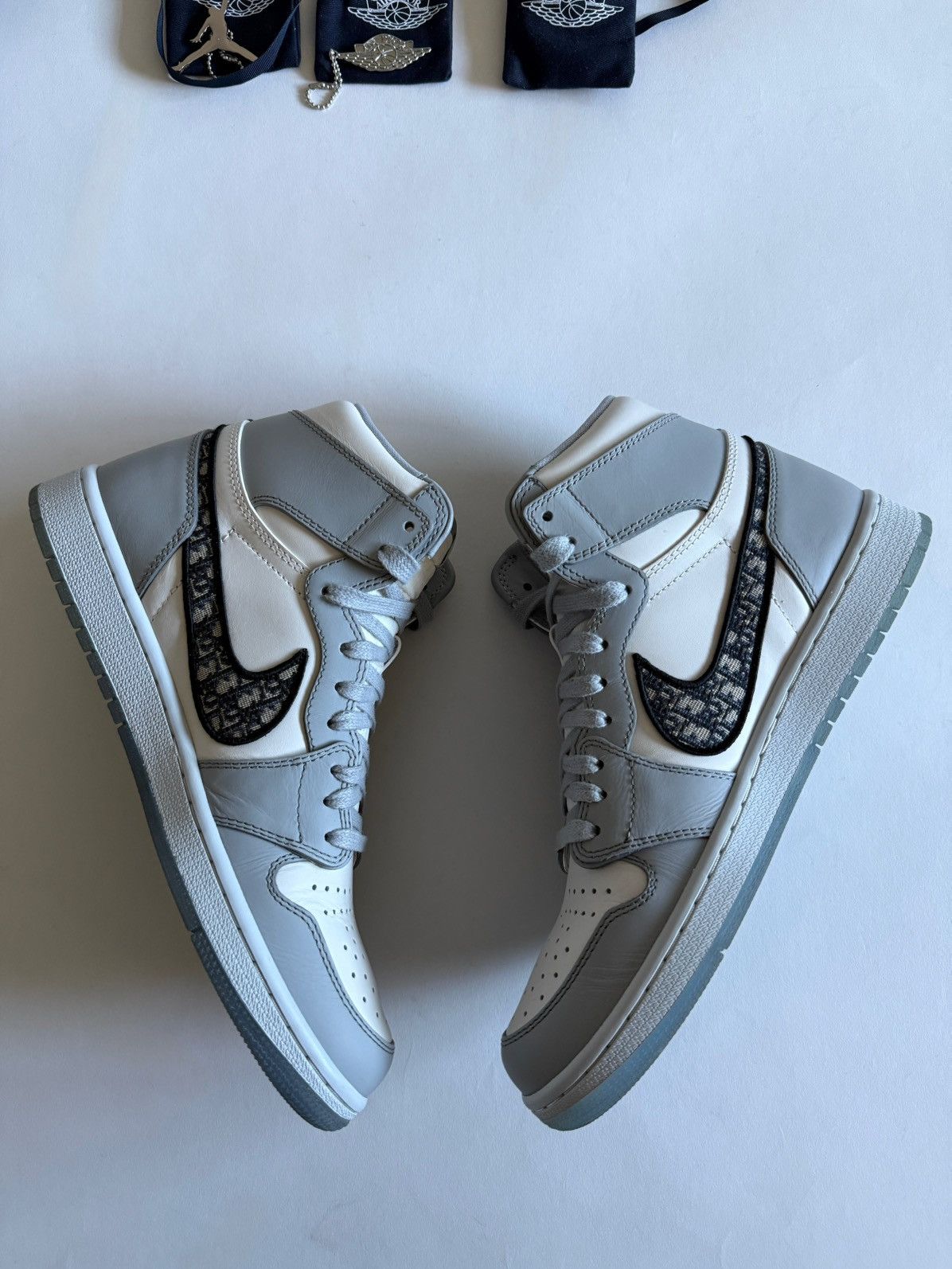 Dior × Jordan Brand Dior x Air Jordan 1 High Size US 9 / EU 42 - 3 Thumbnail