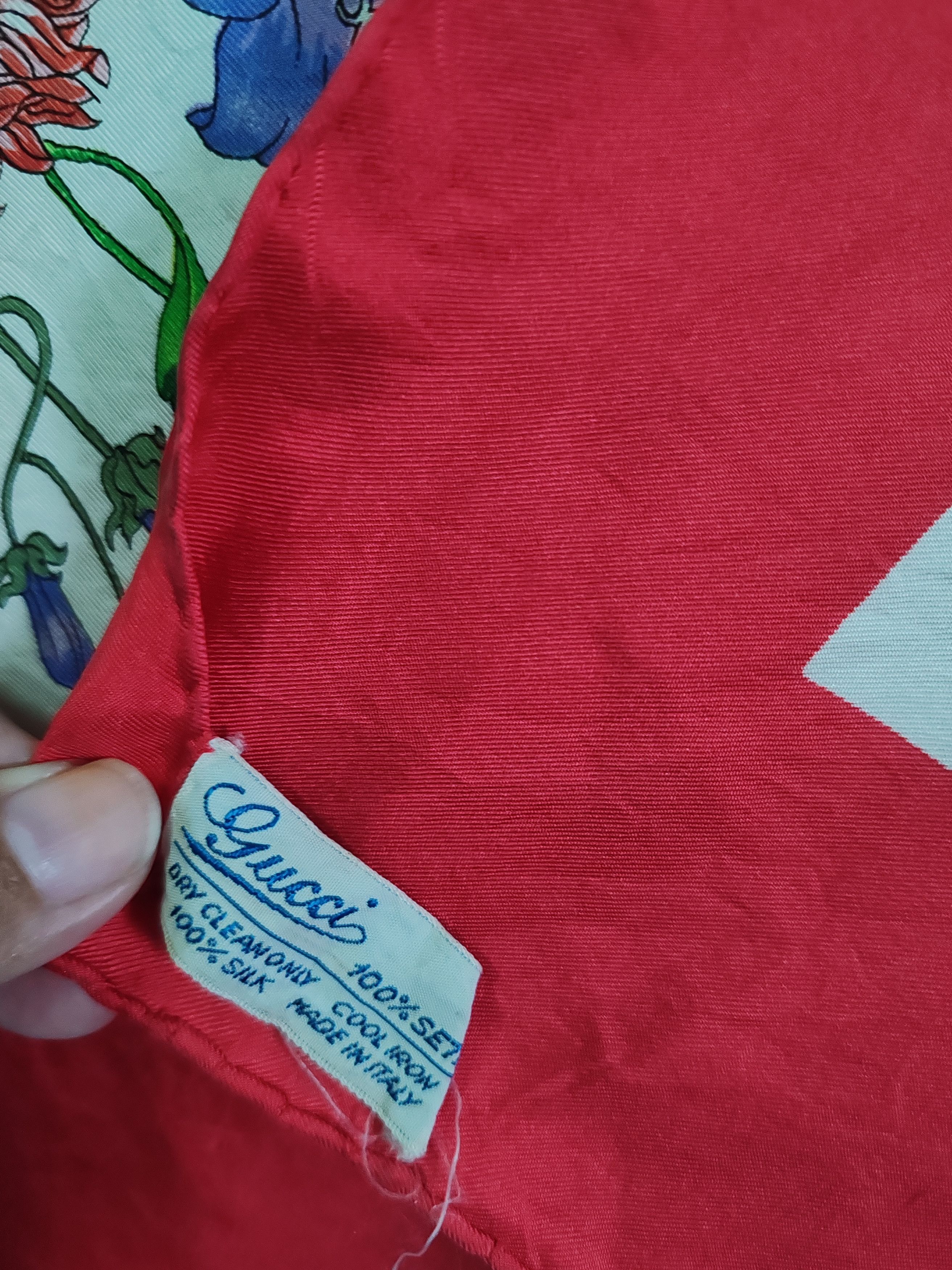 Gucci Gucci V.Accornero floral vintage silk scarf in red frame Size ONE SIZE - 12 Thumbnail