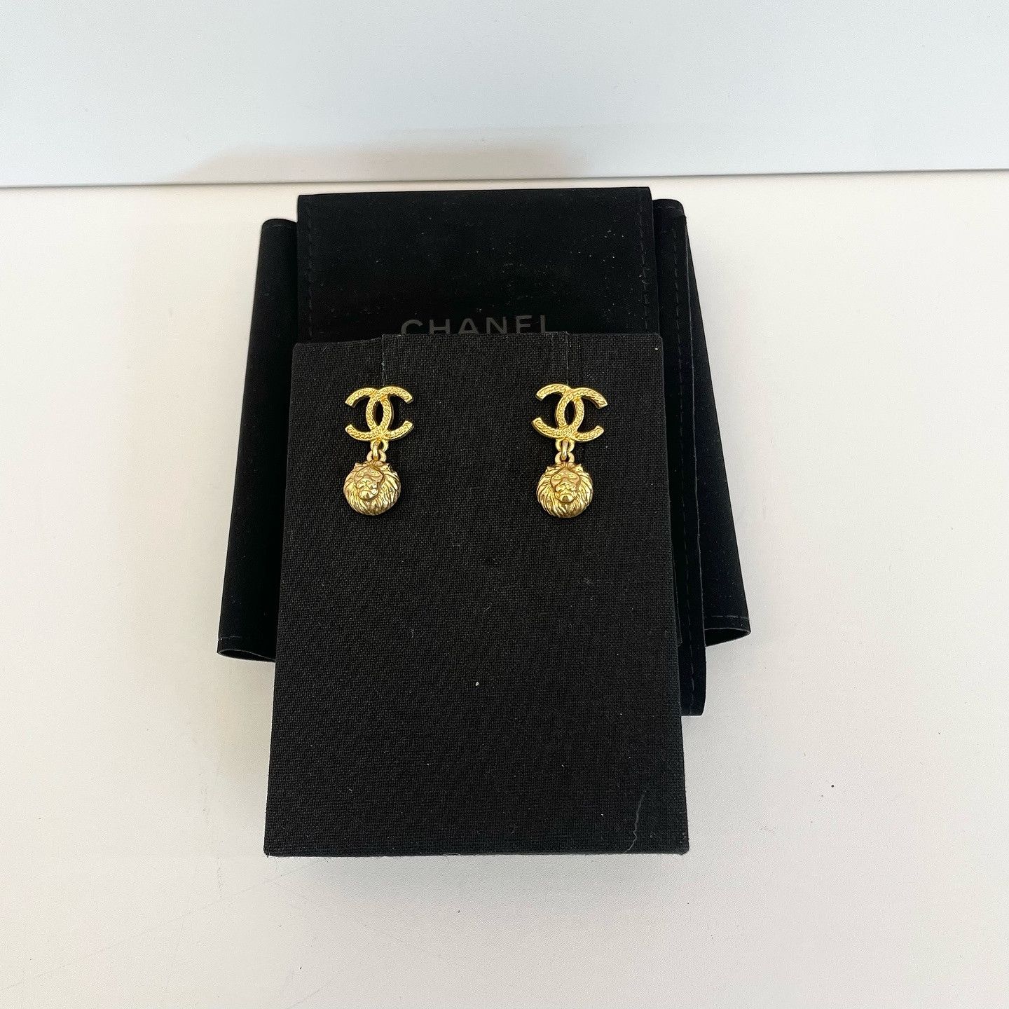Chanel CHANEL Lion CC Logo Drop Earrings Gold Size ONE SIZE - 1 Thumbnail