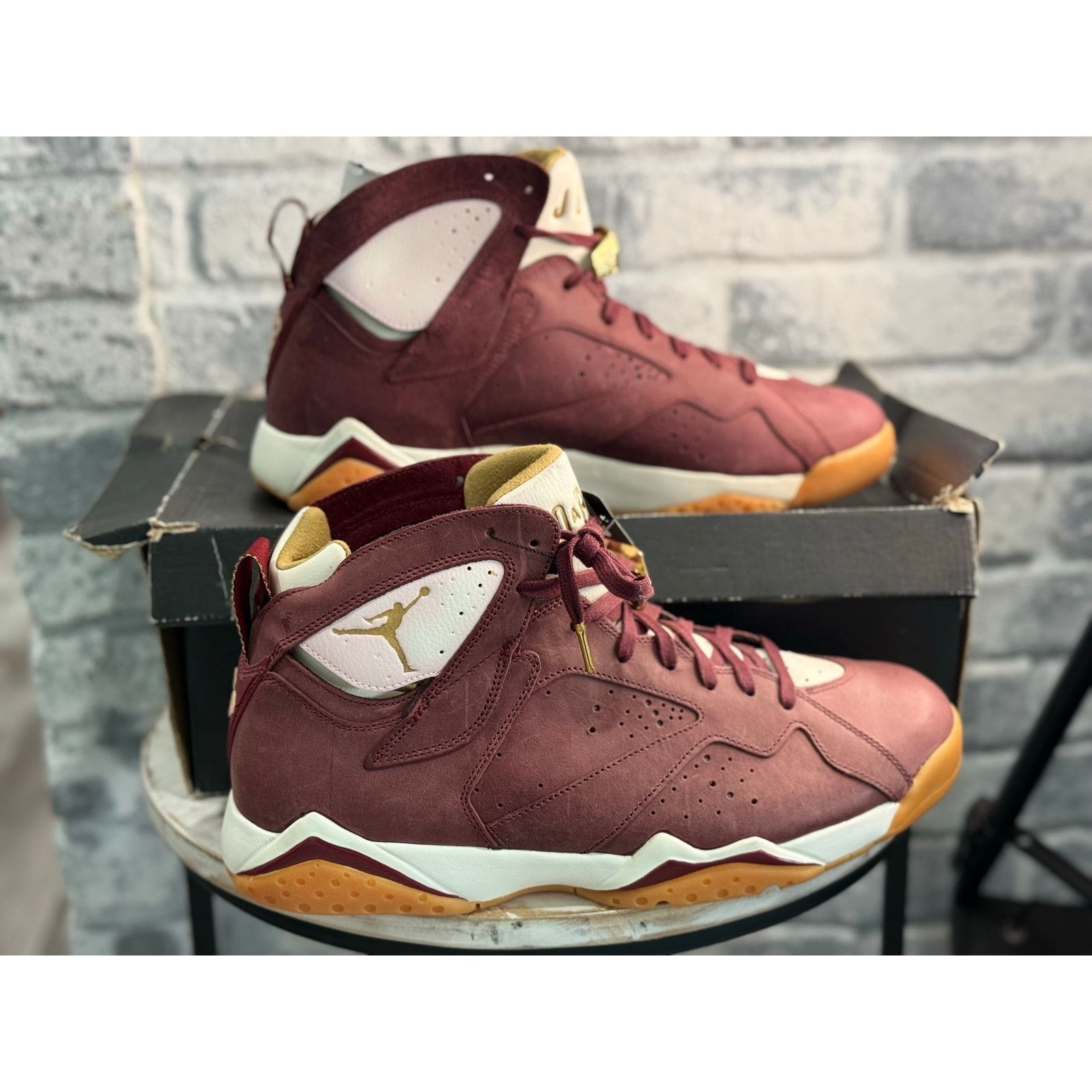 Jordan Brand Jordan 6 Retro Cigar Size 13 DS 384664-250 Size 13 Size US 13 / EU 46 - 1 Thumbnail