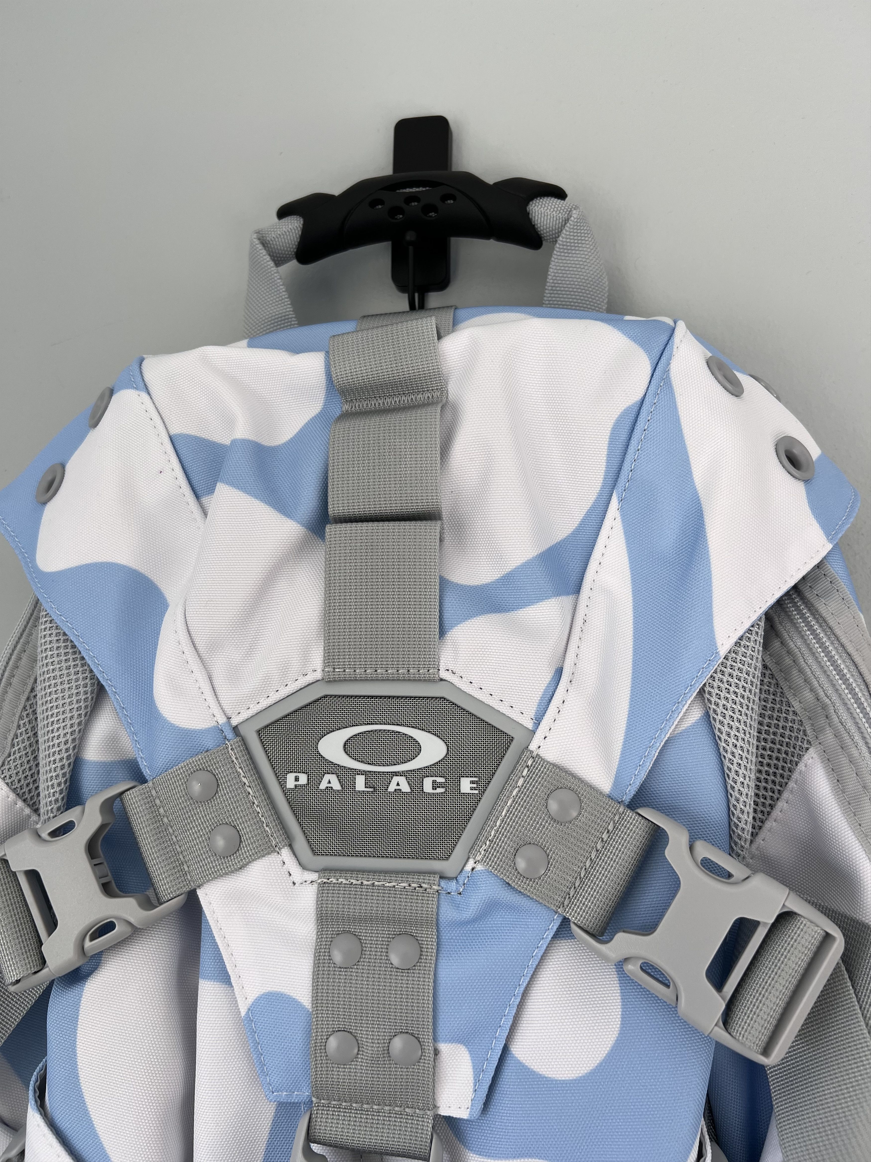 Oakley × Palace Palace Oakley Icon Backpack in Cloud Blue