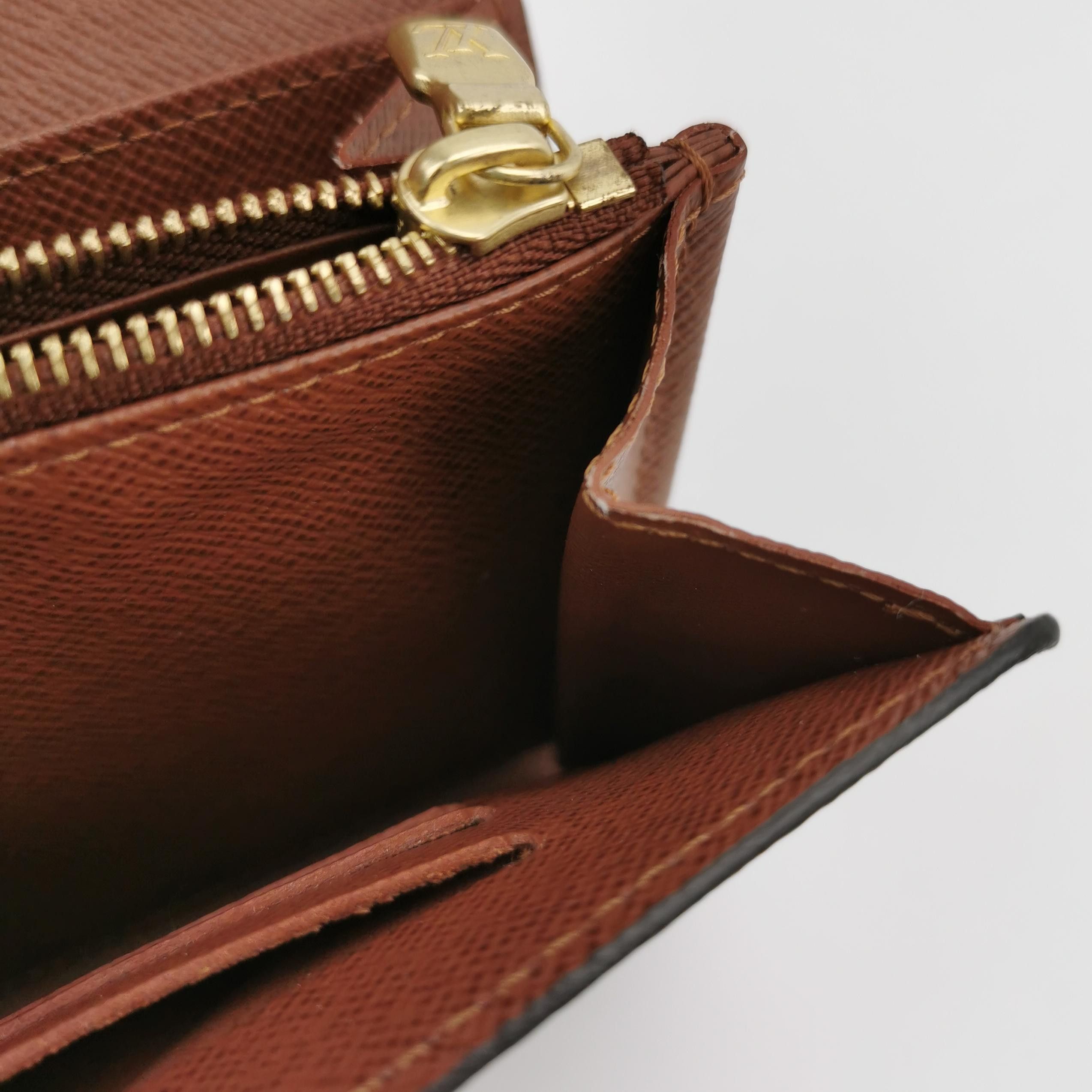 Louis Vuitton Louis Vuitton (LV) Cowhide Monogram Wallet -y2506 Size ONE SIZE - 4 Thumbnail
