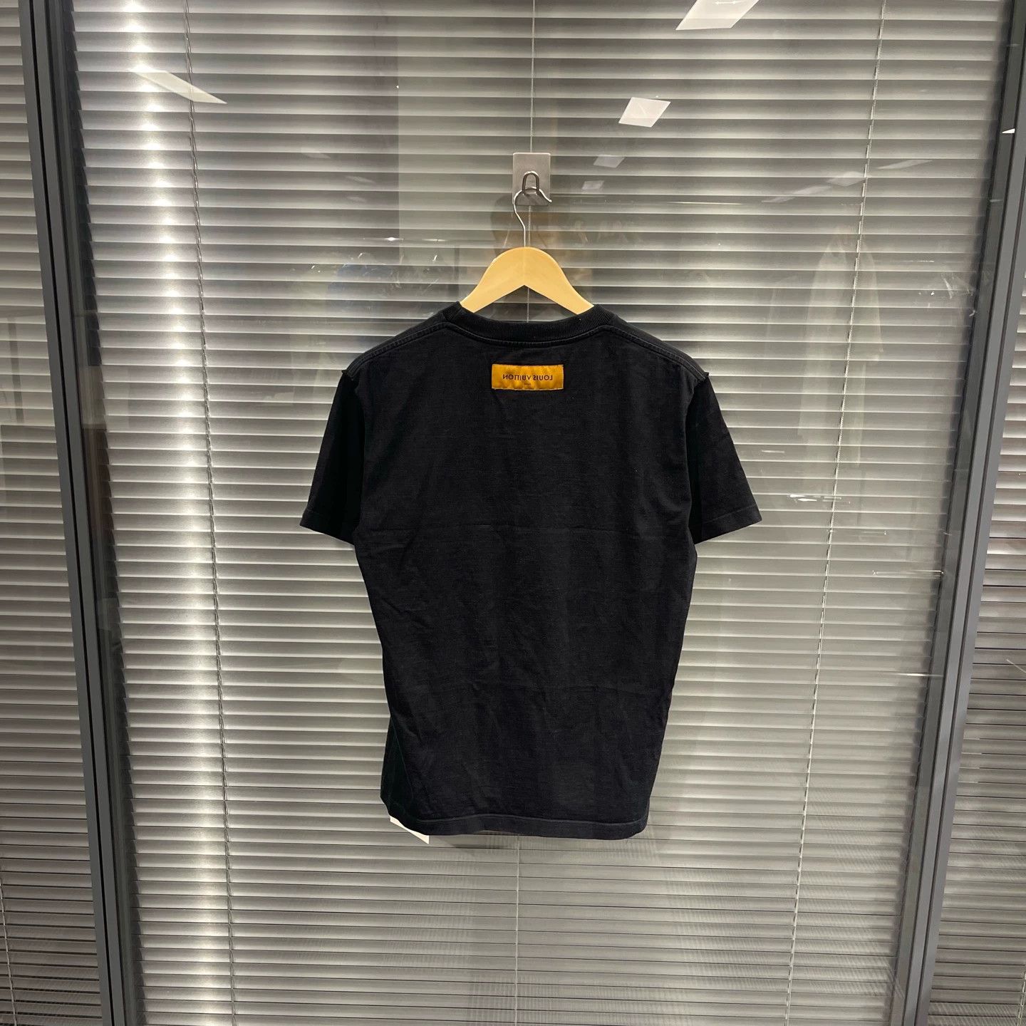 Louis Vuitton Louis Vuitton All Over Print Hand Gesture Tee M 99 New Size US M / EU 48-50 / 2 - 2 Thumbnail