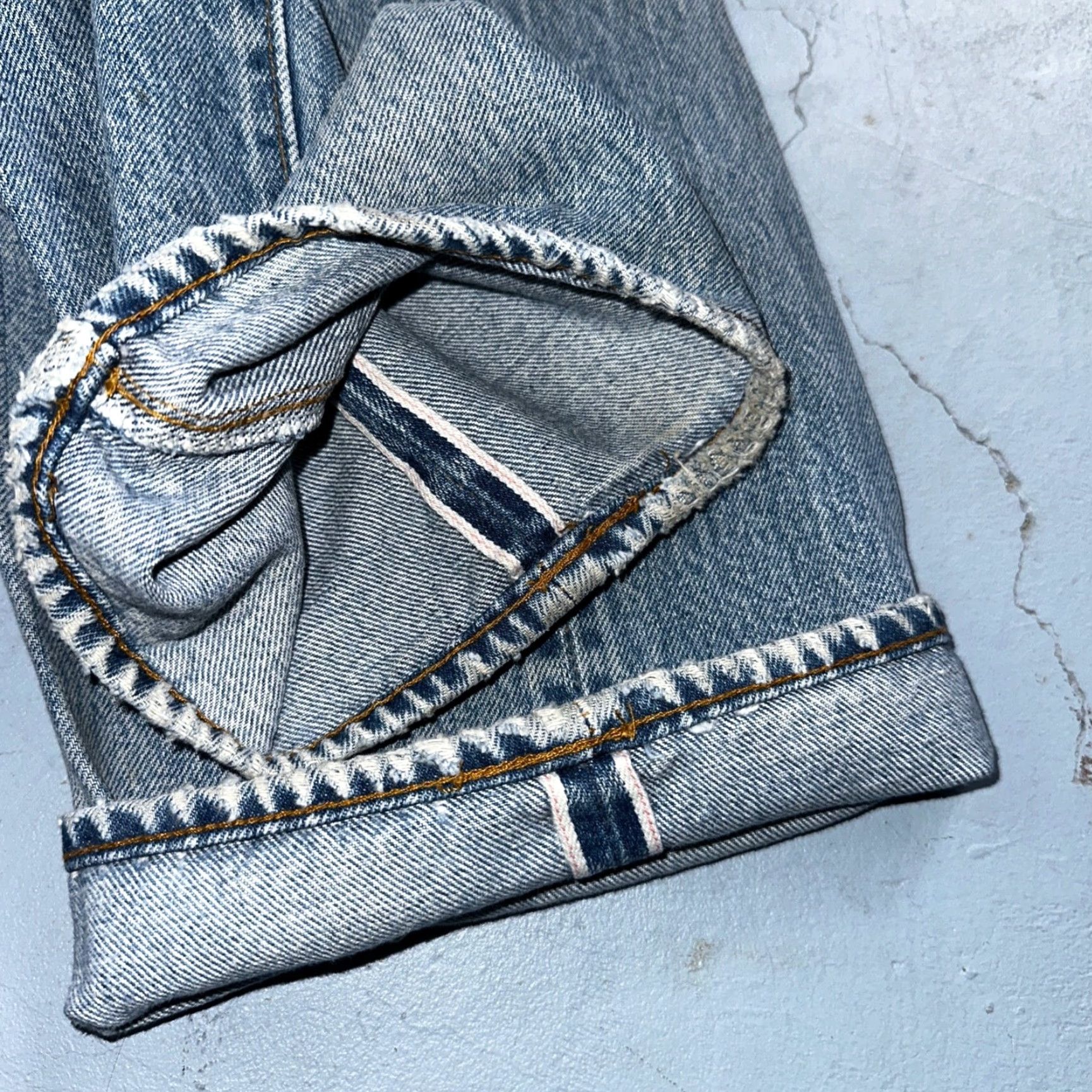 Levi's VINTAGE Levi's 501 XX Jeans 80s USA Selvedge Med Wash 32x36 501 Series Straight Mens Denim Blue Cotton Button Closure Distressed Size US 32 / EU 48 - 4 Thumbnail