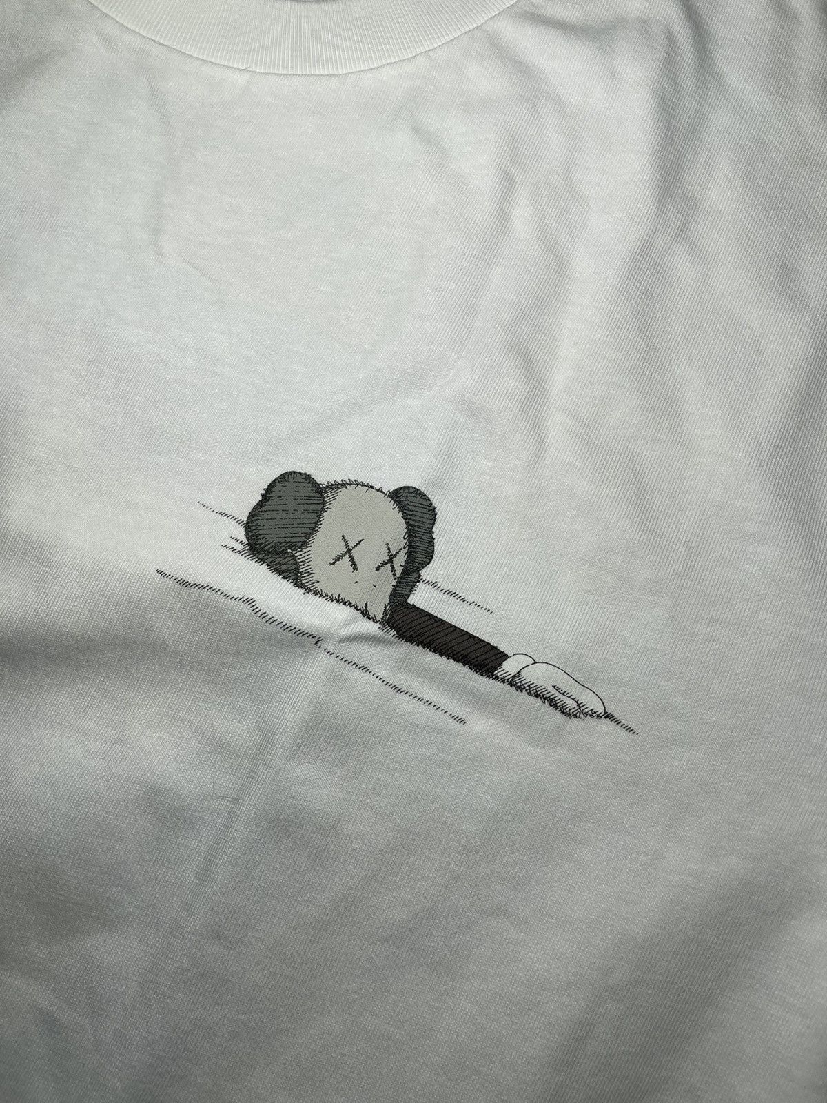 Uniqlo KAWS x Uniqlo UT Artbook Tee (Large) Size US L / EU 52-54 / 3 - 2 Thumbnail