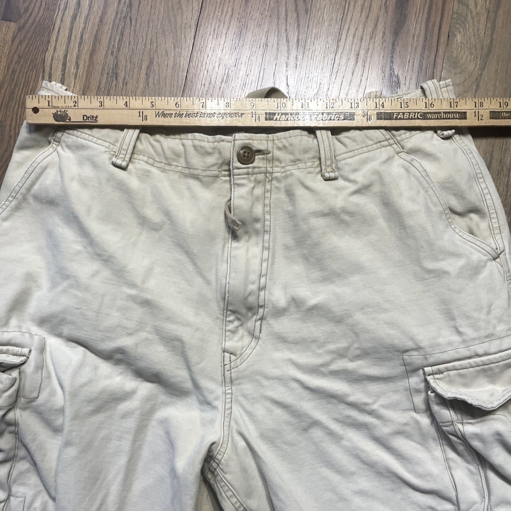 Abercrombie & Fitch VINTAGE Abercrombie & Fitch Cargo Shorts Men’s SZ 34 Beige 7 Pocket Distressed Heavy Pockets Y2K VTG Mens Size US 34 / EU 50 - 7 Thumbnail