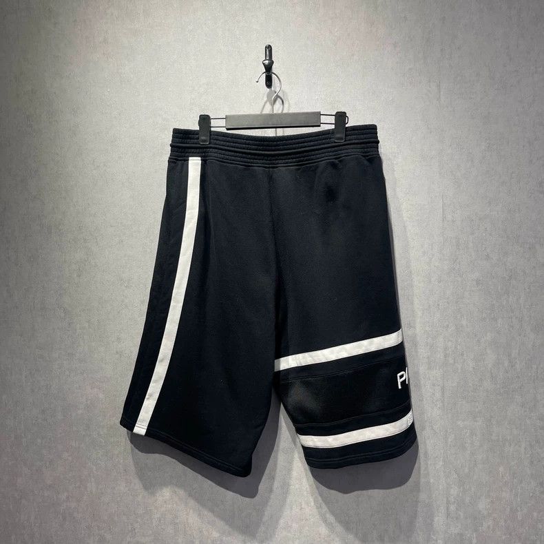 Givenchy Givenchy SizeXL Side letter embroidered patched short pants Size US 30 / EU 46 - 2 Thumbnail