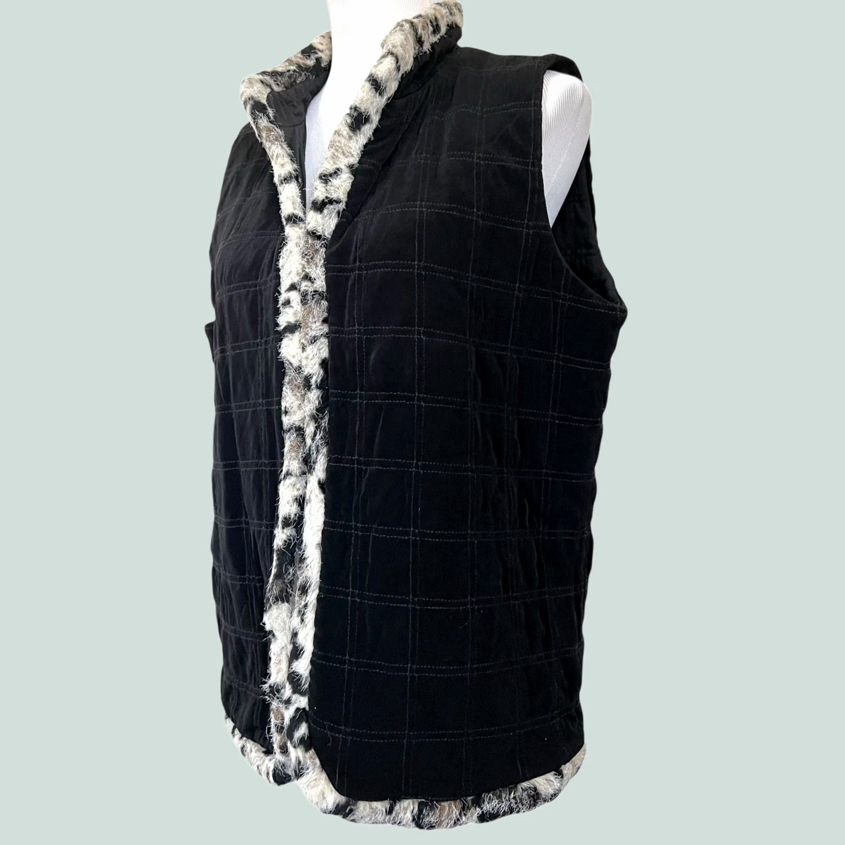 Vintage Chico's Travelers Black Quilted Vest Faux Fur Trim Women’s Size L (2) Vest Women L Black Quilted Faux Fur Chico's Travelers Vintage? Size L / US 10 / IT 46 - 1 Thumbnail