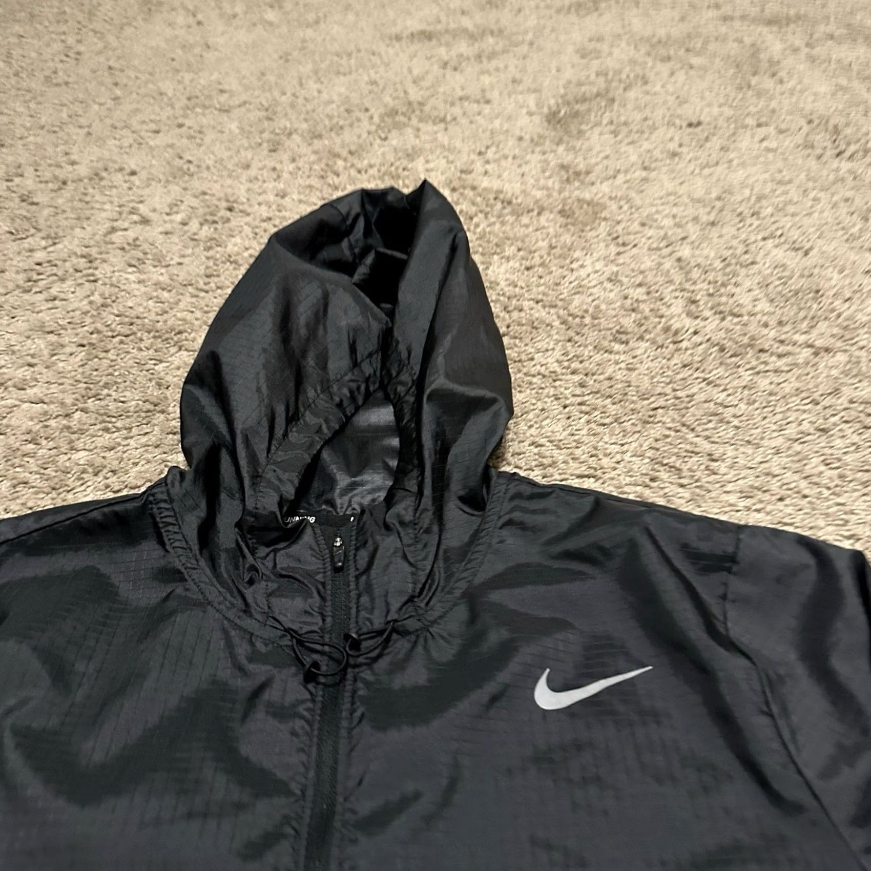 Nike Nike Essentials Jacket Women's S Full Zip Hooded Windbreaker Black Size S / US 4 / IT 40 - 2 Thumbnail