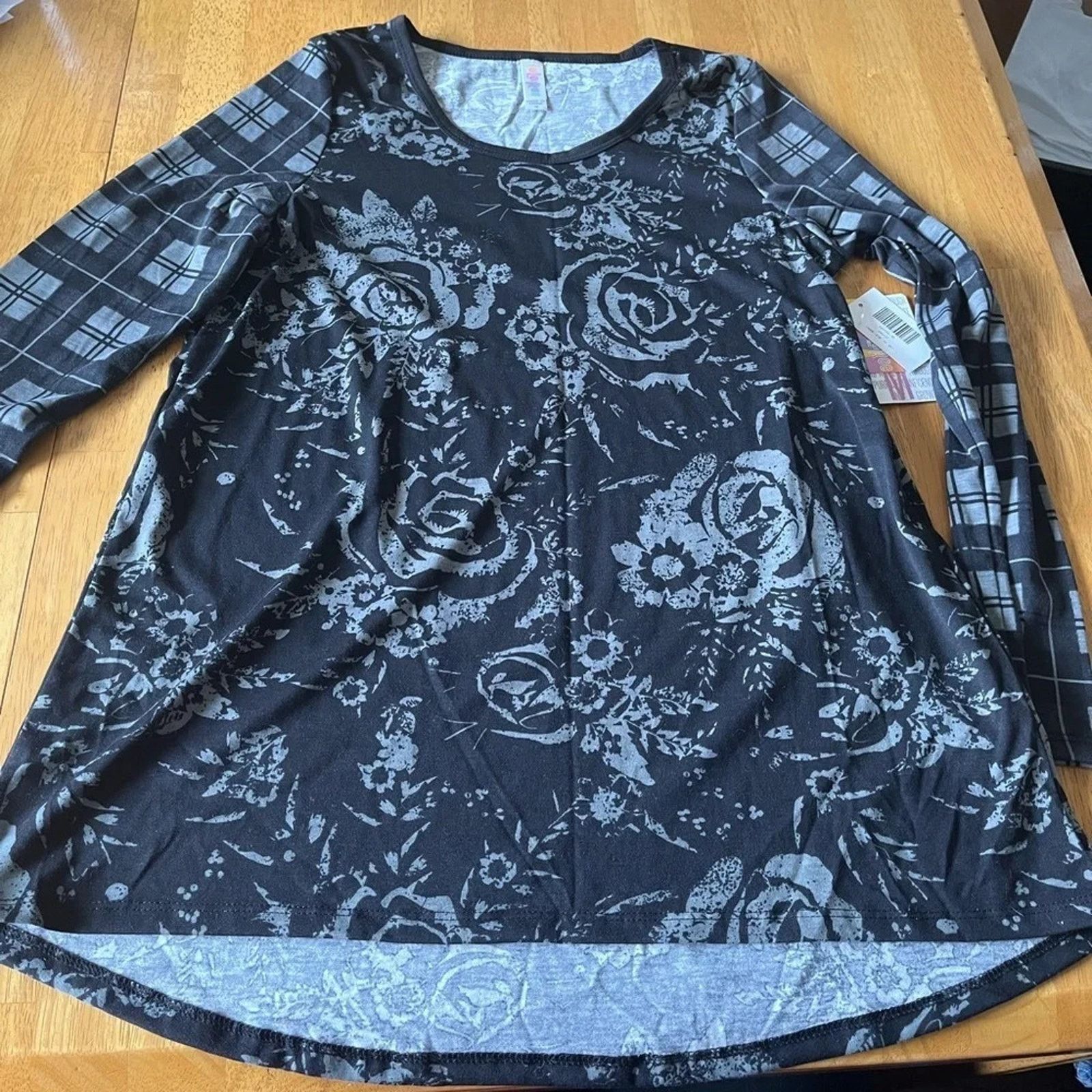 The Unbranded Brand LuLaRoe Lynnae black and grey mixed pattern top, size Medium Size M / US 6-8 / IT 42-44 - 1 Thumbnail