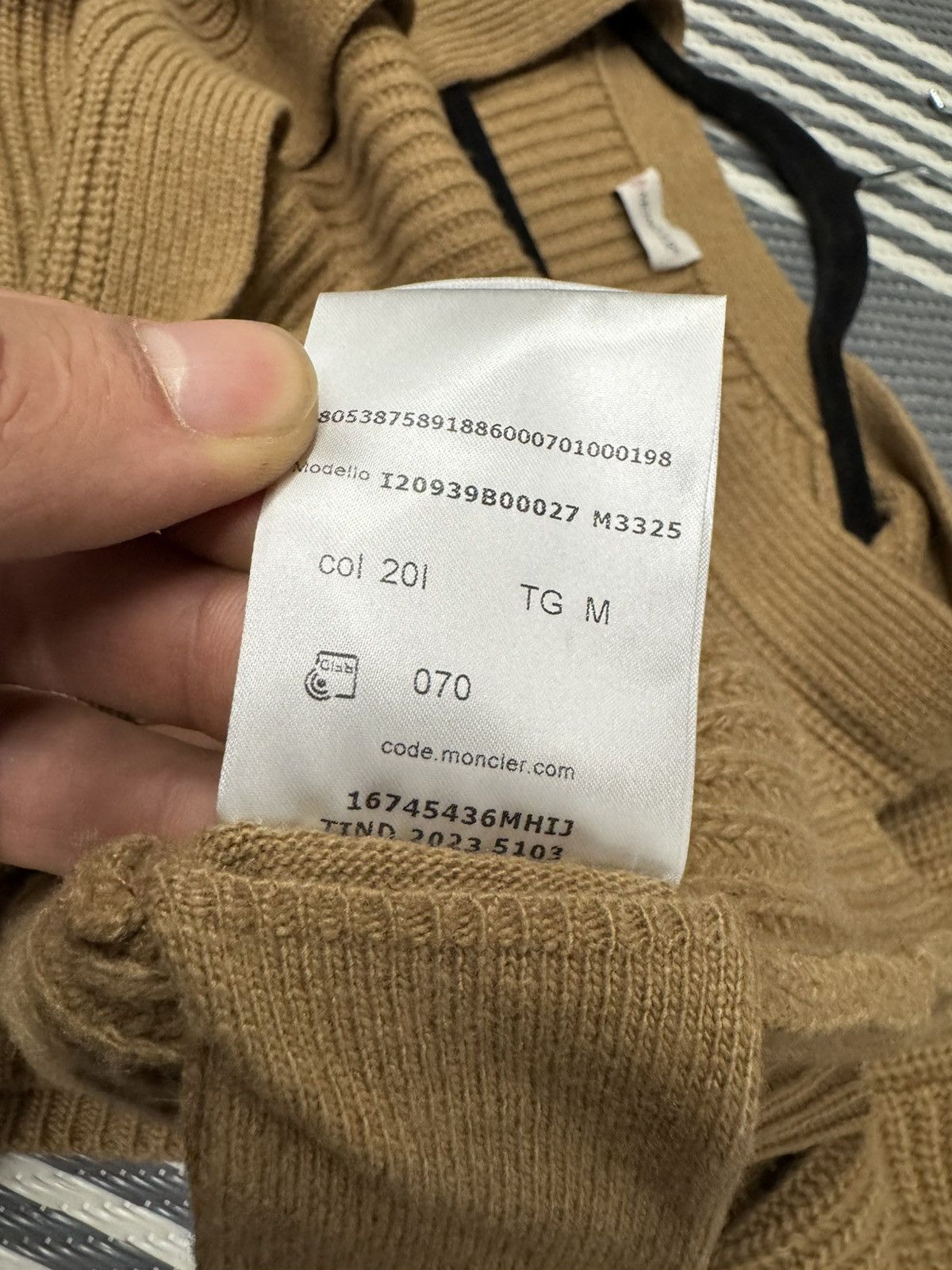 Moncler Moncler v-neck wool-cashmere cardigan Size M / US 6-8 / IT 42-44 - 10 Thumbnail