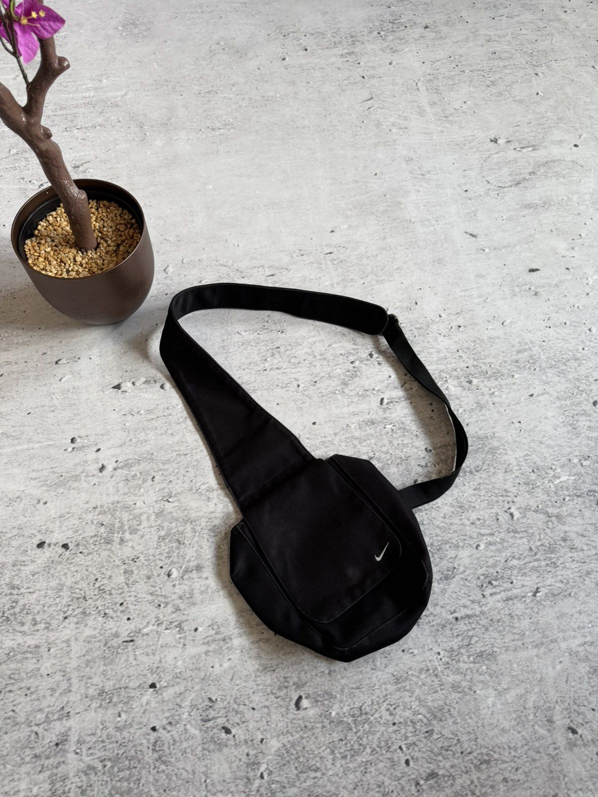 Nike Vintage Center Swoosh Gorpcore Sling Bag in Black, Men's