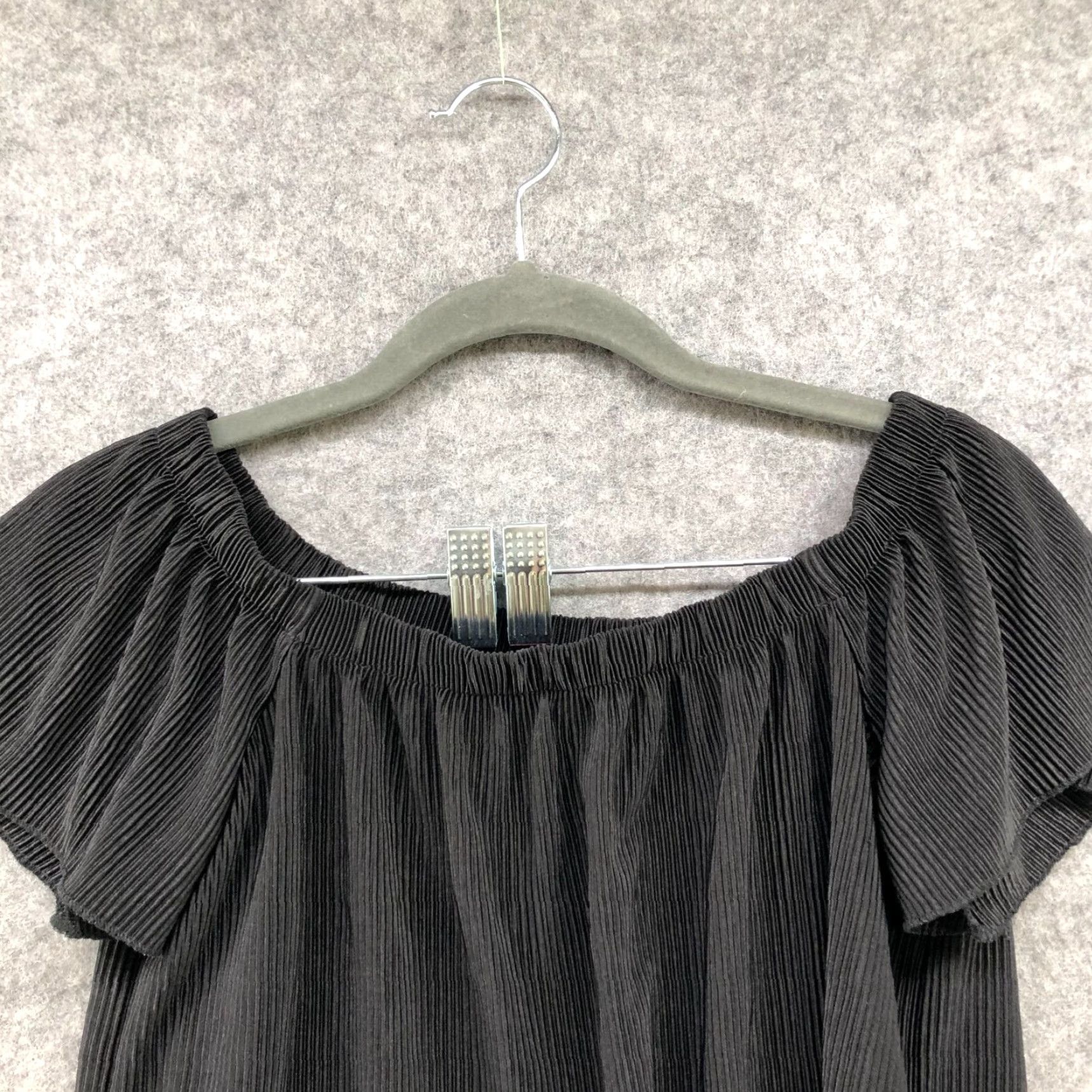 Guess Guess Top Womens Size XS Black Accordion Pleat Off Shoulder Flutter Sleeve Size XS / US 0-2 / IT 36-38 - 3 Thumbnail
