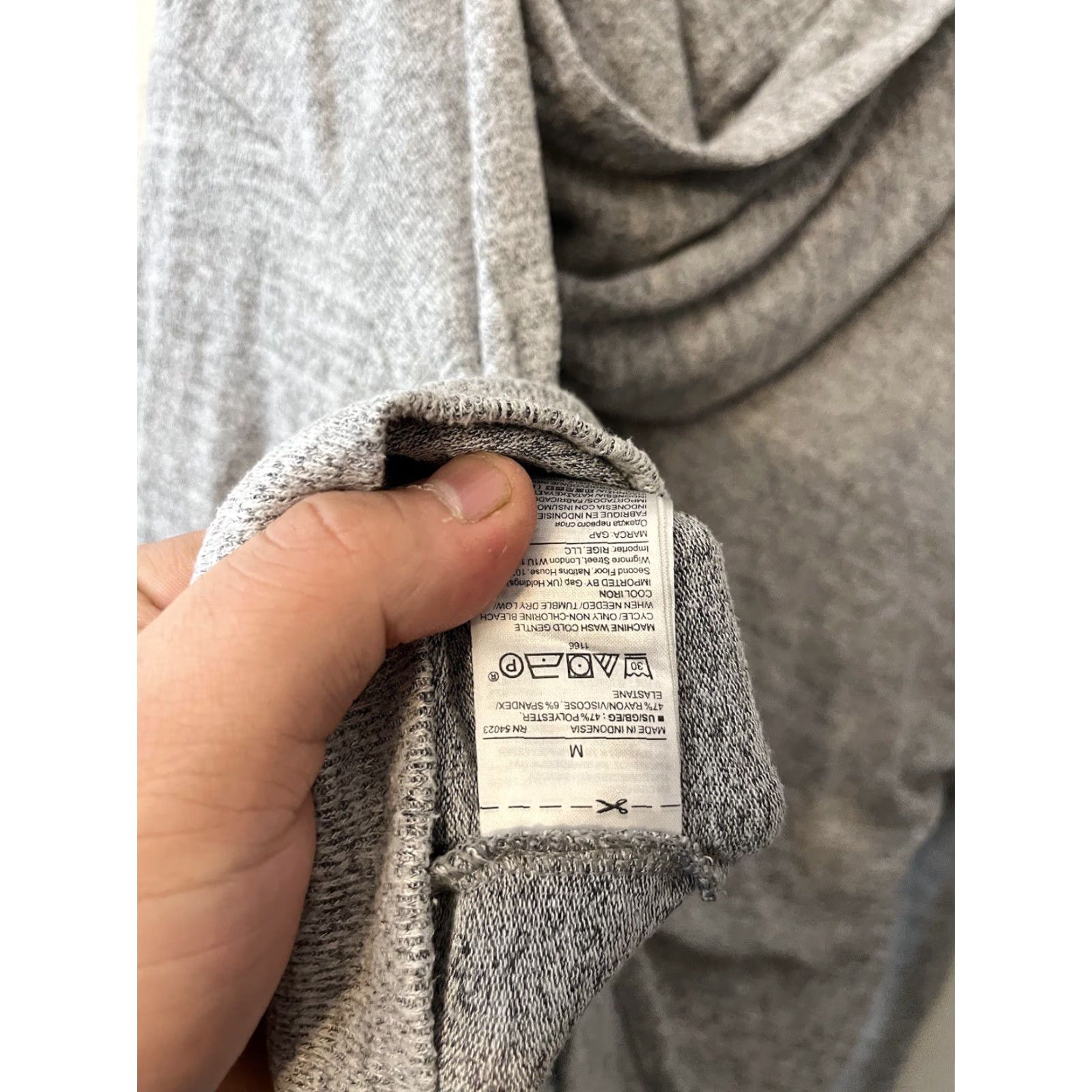 Gap Gap Hoodie Women Gray Polyester Blend Knit Long Sleeve Medium Pullover Pockets Activewear Regular Size M Size M / US 6-8 / IT 42-44 - 4 Thumbnail