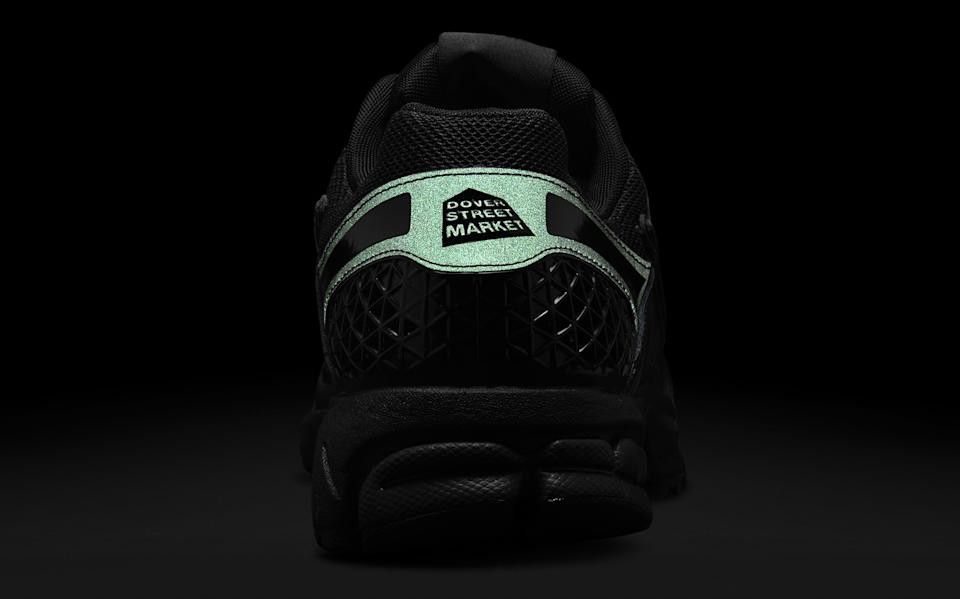 Nike DSM x NIKE ZOOM VOMERO 5 Dover Street Market Size US 11 / EU 44 - 6 Thumbnail
