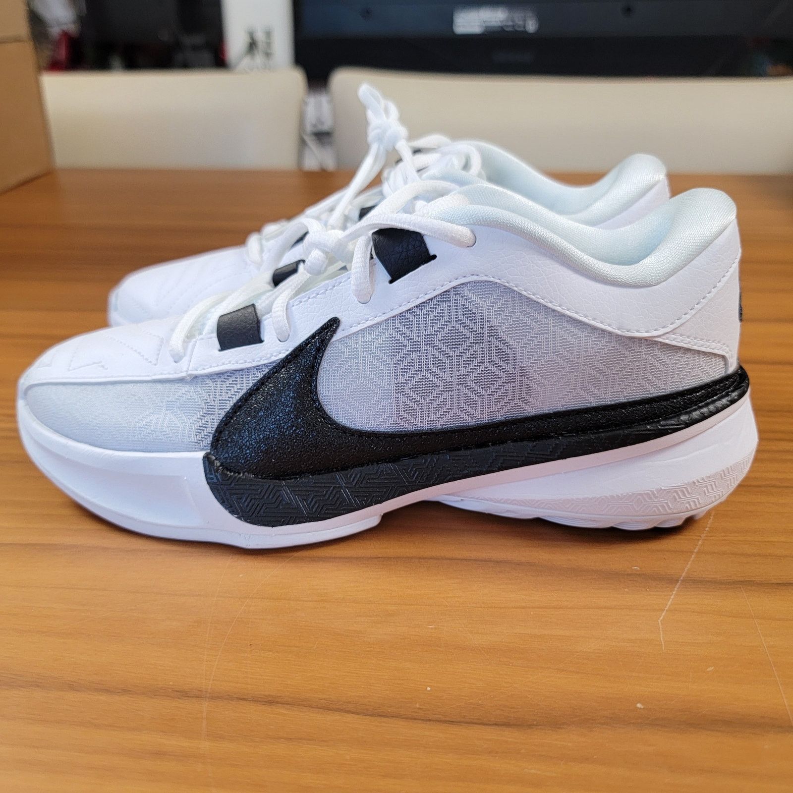 Nike Nike Zoom Freak 5 TB 'White Black' Sz 5 DZ2946-100 New Size US 5 / EU 37 - 2 Thumbnail