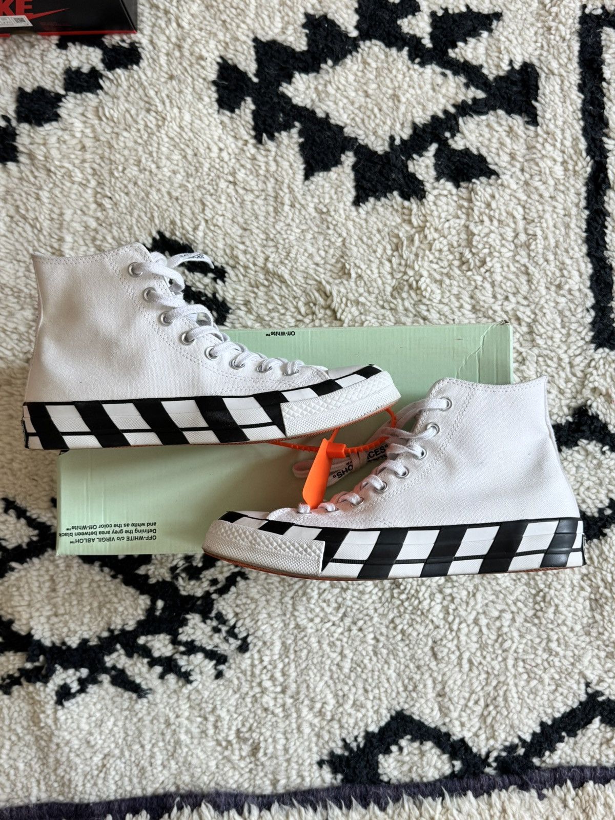 Converse × Off-White Off-White x Converse Chuck 70 Hi US7.5, EU 41 Size US 7.5 / EU 40-41 - 2 Thumbnail
