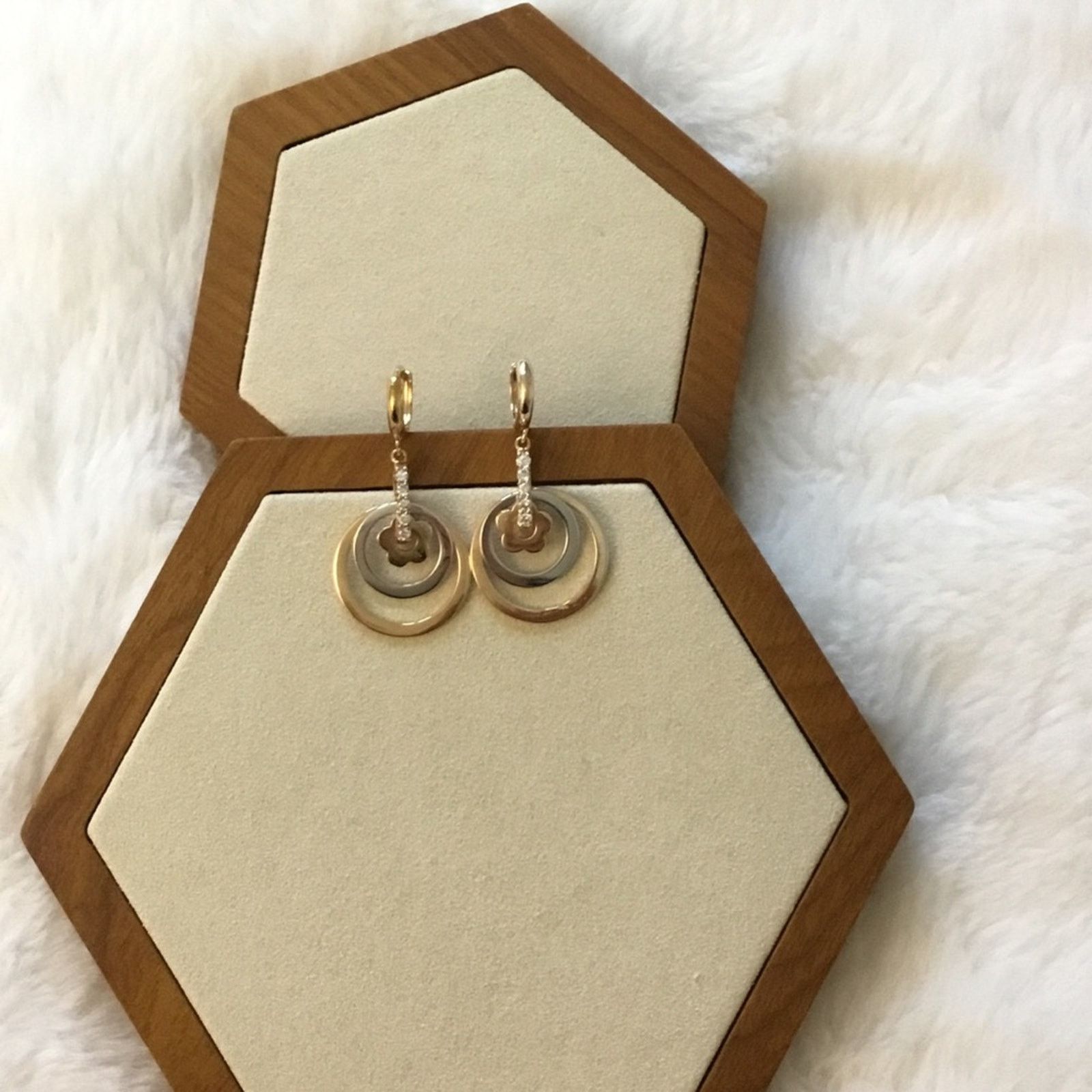 Other Gold Round Dangling Daisy Flower Earrings Size ONE SIZE - 2 Thumbnail