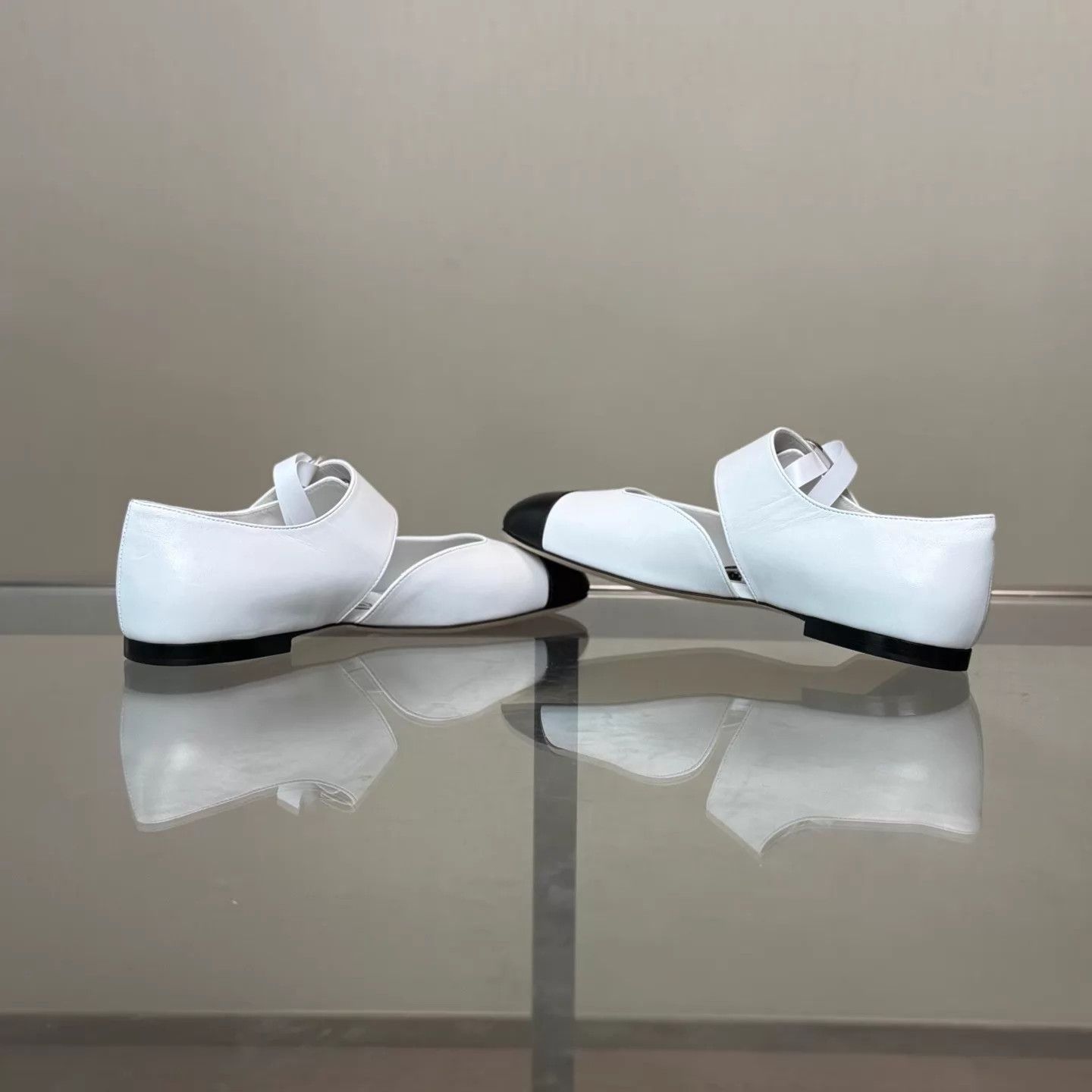 Chanel CHANEL 26P Black & White Color Block Mary Jane Shoes EU37.5 Size US 7 / IT 37 - 6 Thumbnail
