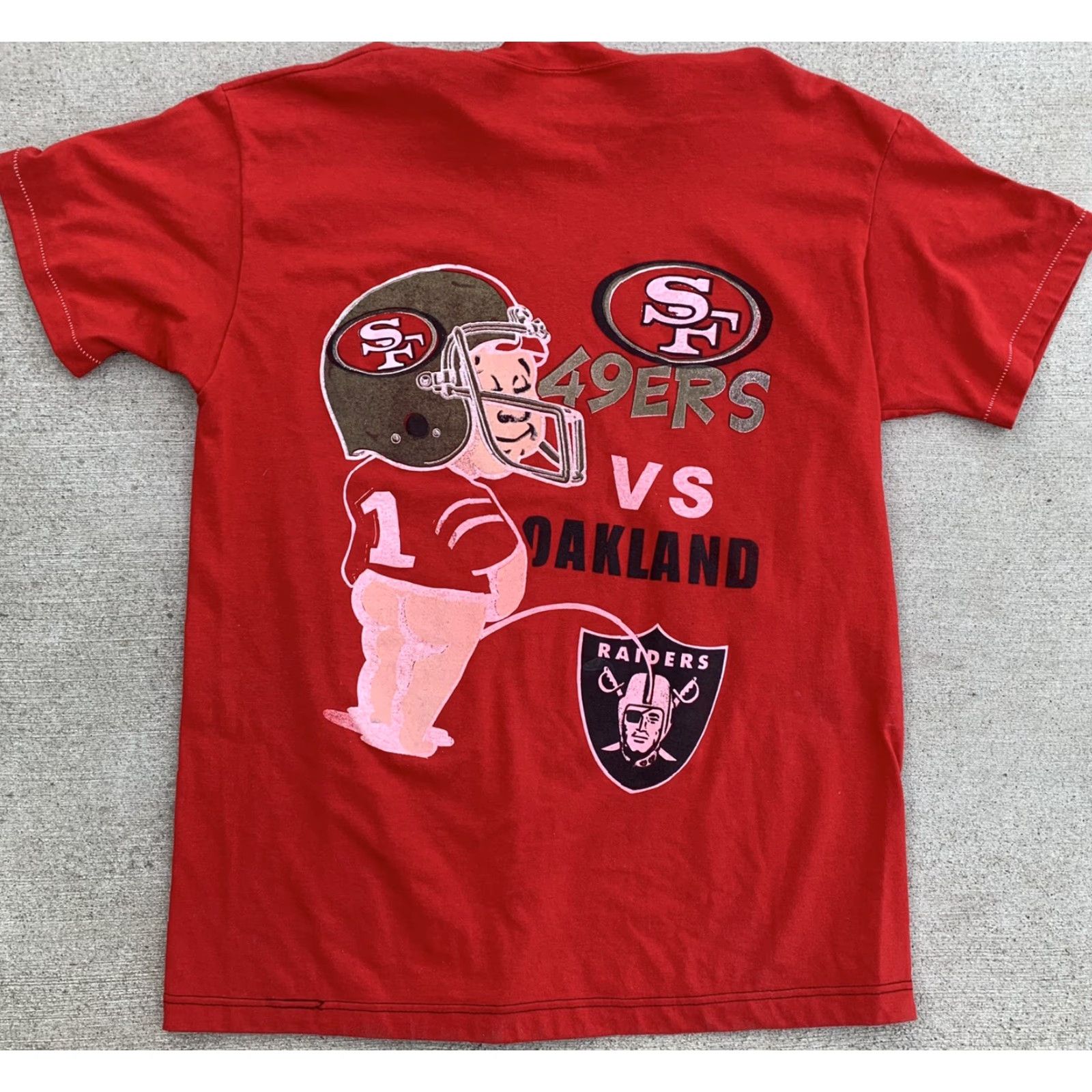 Vintage VINTAGE 49ERS VS RAIDERS Rivalry T Shirt Men L Red 100% Cotton Made in USA Graphic Tee San Francisco Oakland Football Humour (Humor) / Novelty Size US L / EU 52-54 / 3 - 5 Thumbnail