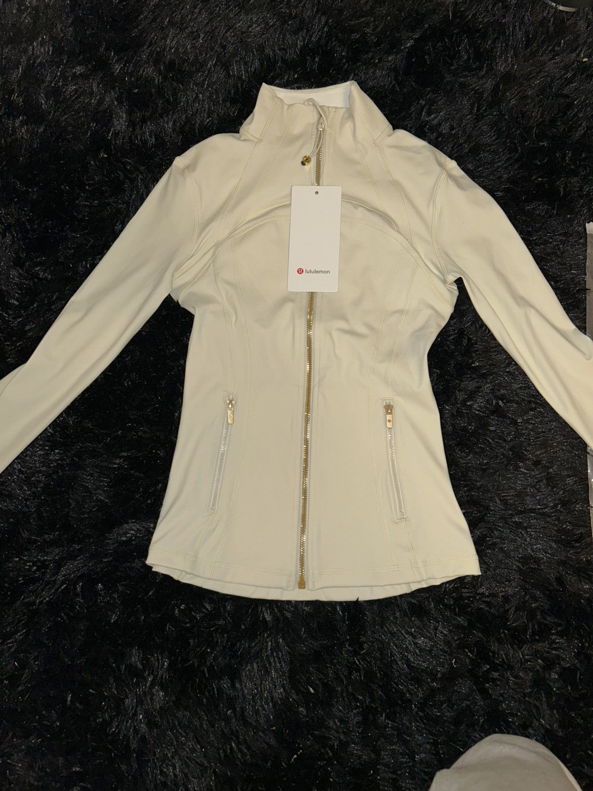 Lululemon Lululemon top cream color Size S / US 4 / IT 40 - 1 Thumbnail