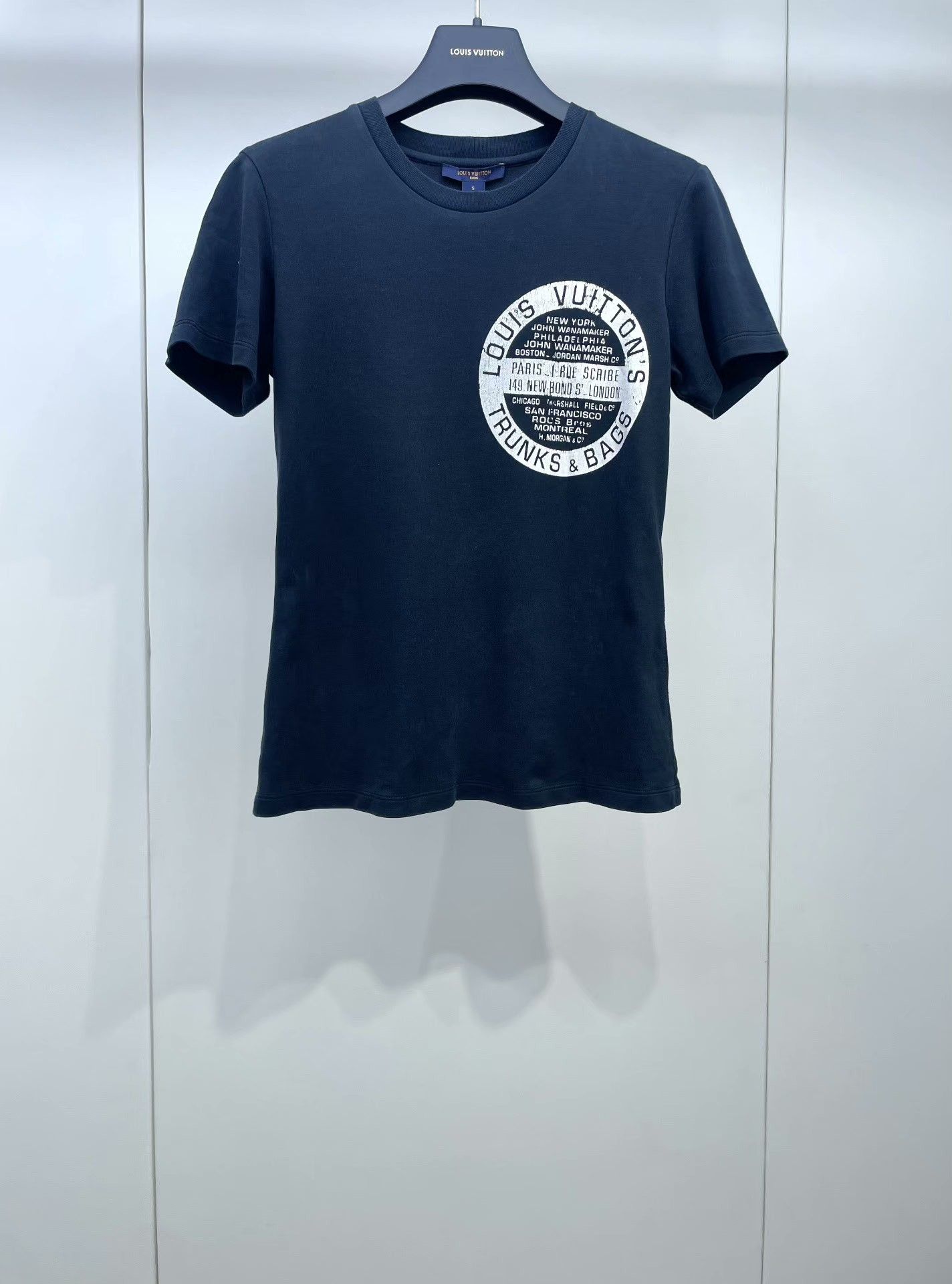 Louis Vuitton LV Black Short Sleeve T-shirt Size US S / EU 44-46 / 1 - 1 Thumbnail