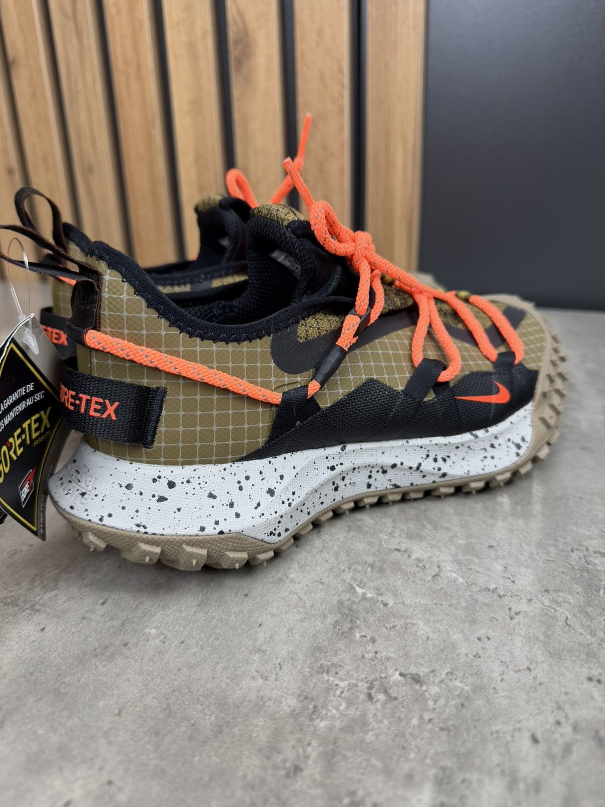 Nike ACG Nike ACG Mountain Fly Low Gore-Tex Olive Size 36 Size US 6 / IT 36 - 6 Thumbnail