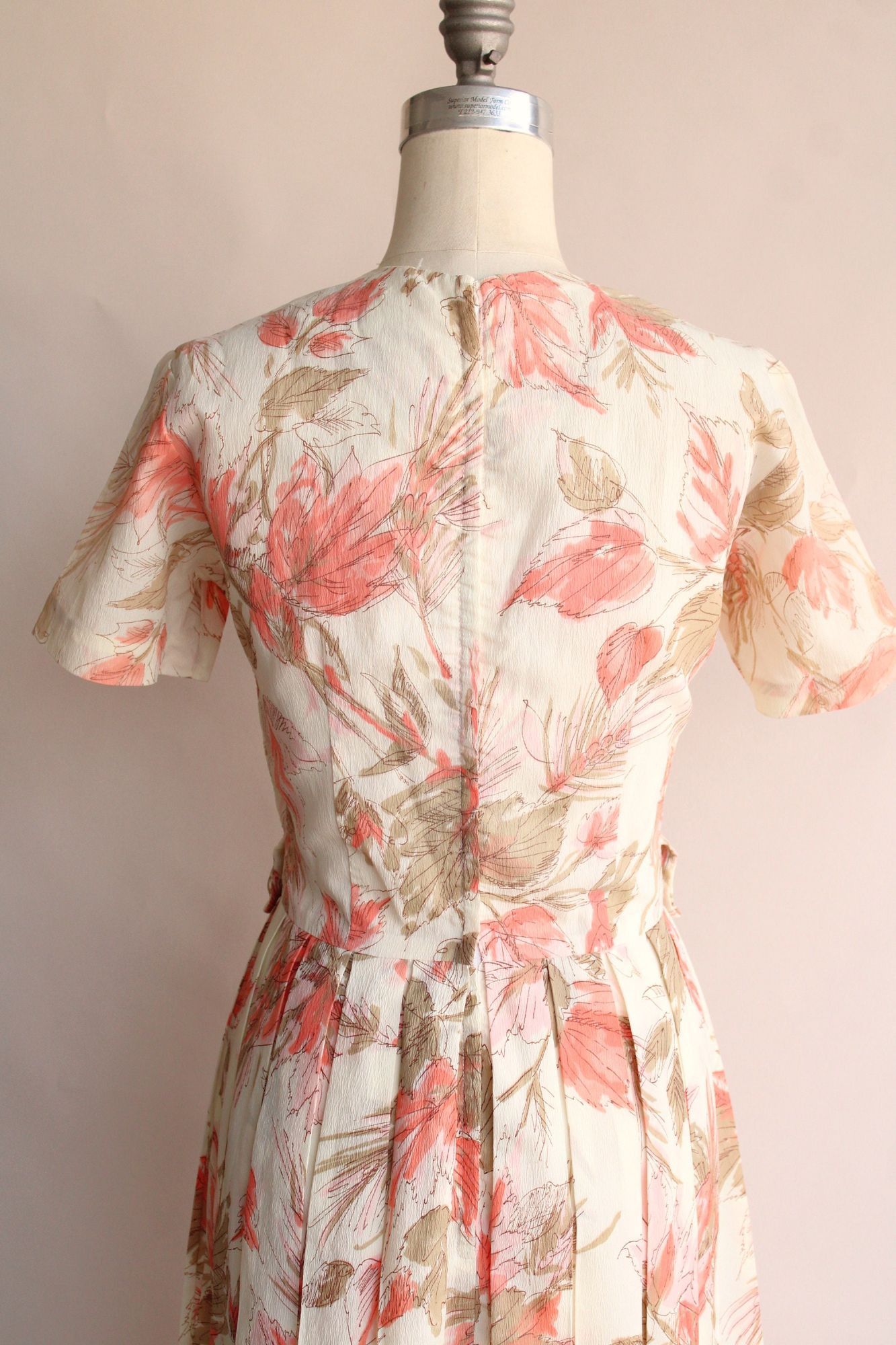 Vintage Vintage 1960s Dress, Floral Print With Lucite Buttons, Full Size M / US 6-8 / IT 42-44 - 9 Thumbnail
