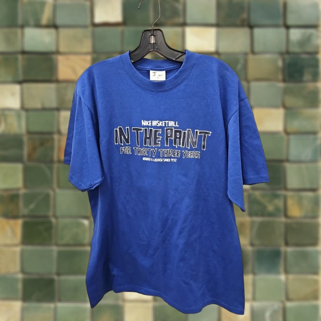 Nike VINTAGE Nike Basketball “In The Paint” Graphic T-Shirt Mens M Black Short Sleeve Crew Neck 22 Chest 29 Length 8/21ss Size US M / EU 48-50 / 2 - 1 Thumbnail