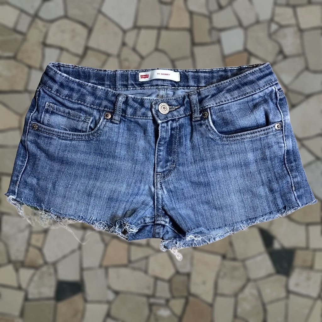Levi's Levi's Shorts Women Slim Cut-Off Light Blue Denim 2 Inseam 26 Inseam 5-Pocket Zip Button Logo Size 26" / US 2 / IT 38 - 1 Thumbnail