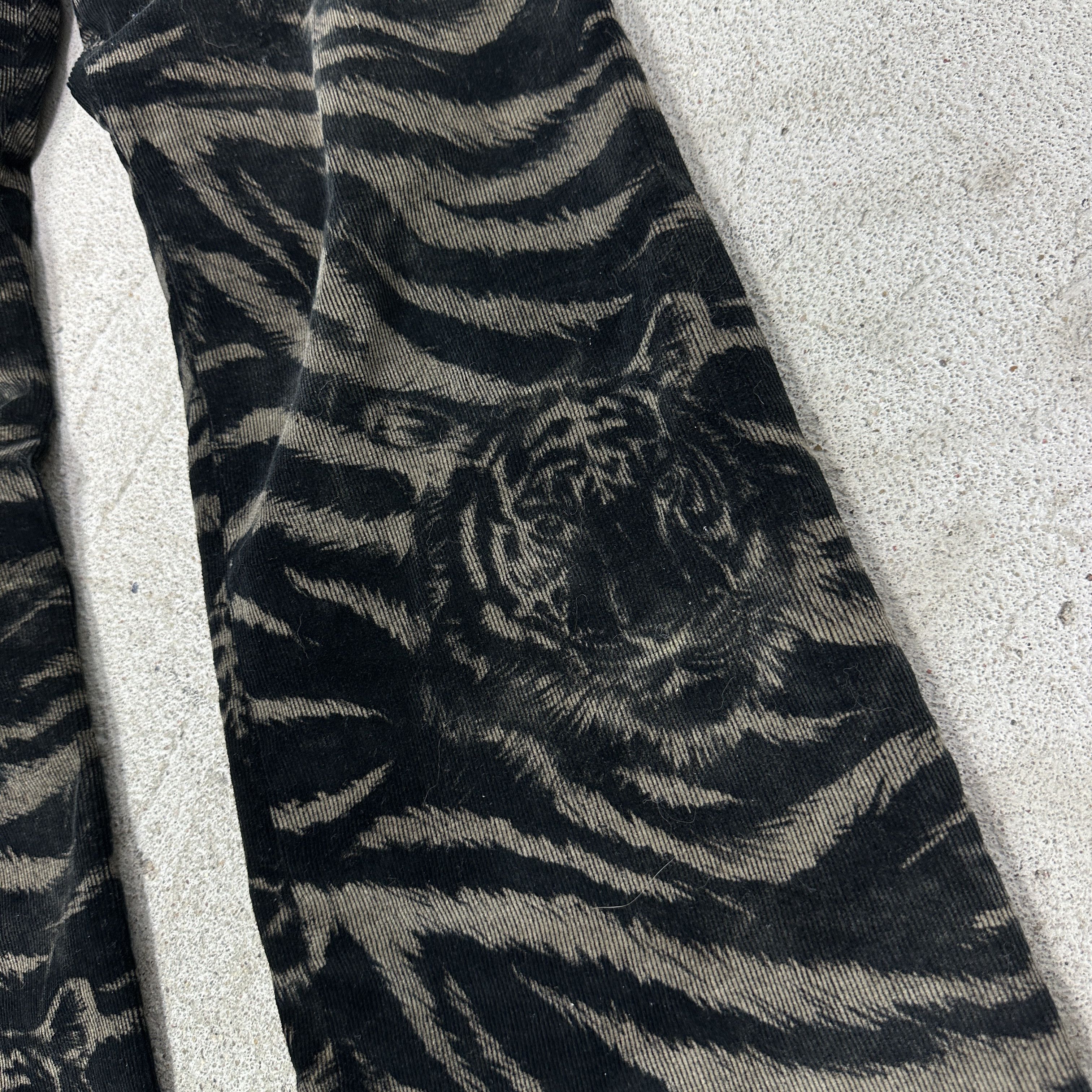 Vintage Vintage Avant Garde Corduoy Tiger Print Pants Y2K Size 25" / US 0 / IT 36 - 7 Thumbnail
