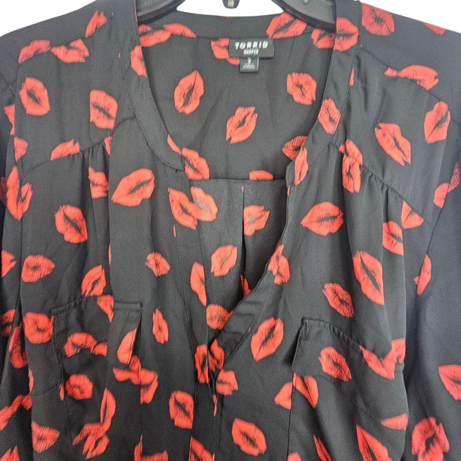 Corridor Torrid Harper Blouse Lip Print Kiss Plus Size 3X Valentines Size 3XL / US 20-22 - 2 Thumbnail