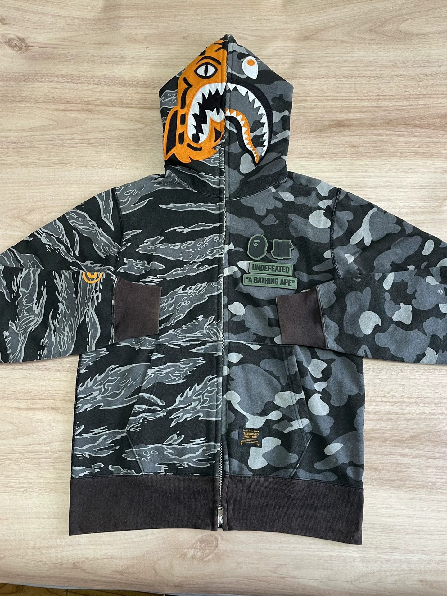 Bape × Undefeated Bape X Undefeated Por Vida Clown Shark Hoodie