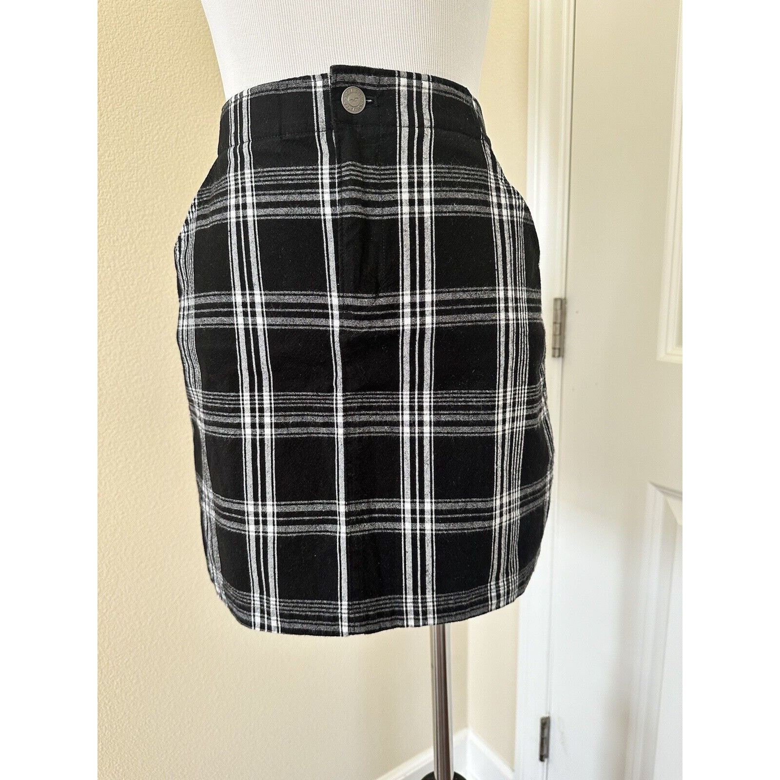 Hollister Hollister Ultra High Rise Black White Plaid Mini Skirt Sz XS Size 26" / US 2 / IT 38 - 2 Thumbnail
