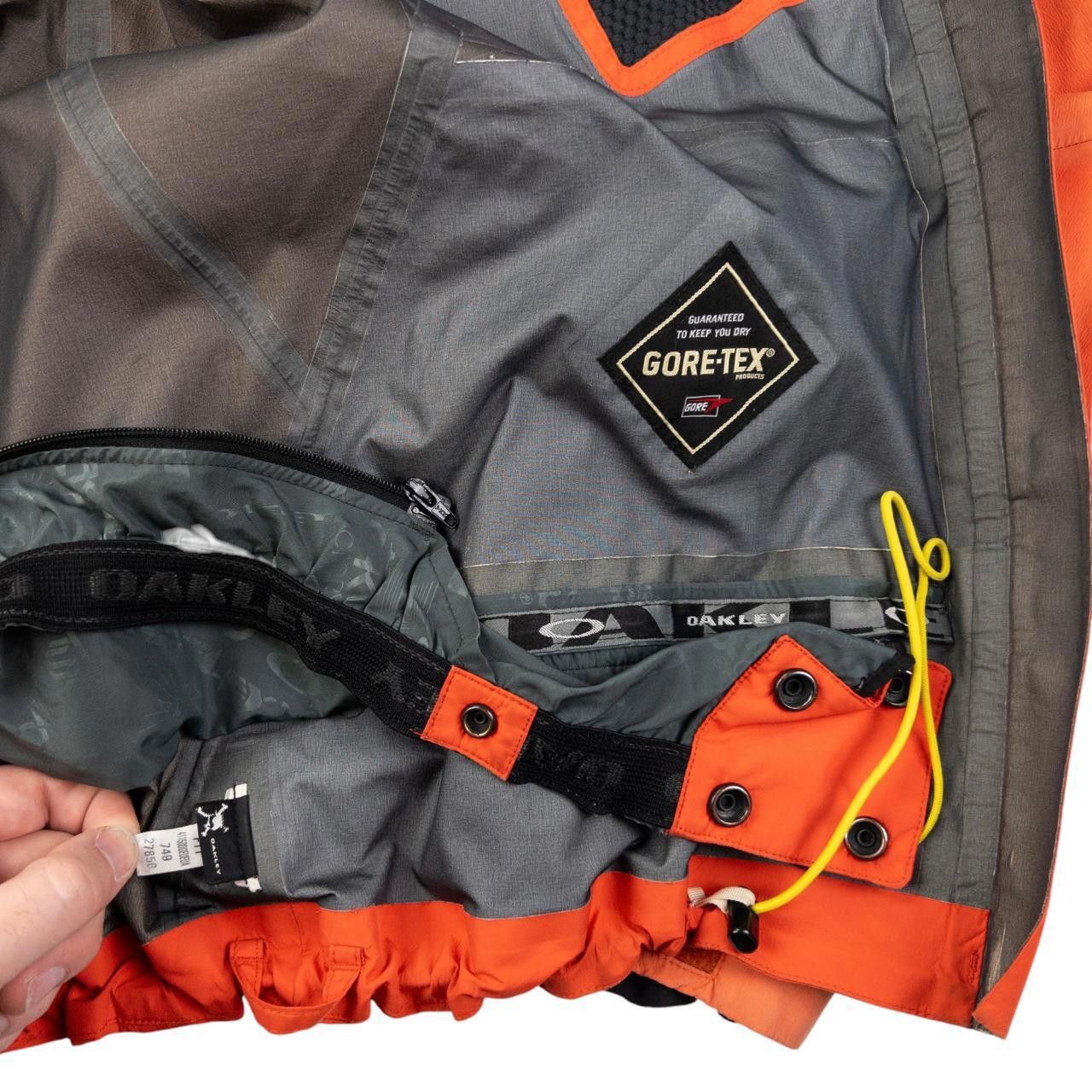 Oakley Vintage Oakley Goretex Pro Shell Snowboarding Jacket Size L Size US L / EU 52-54 / 3 - 6 Thumbnail