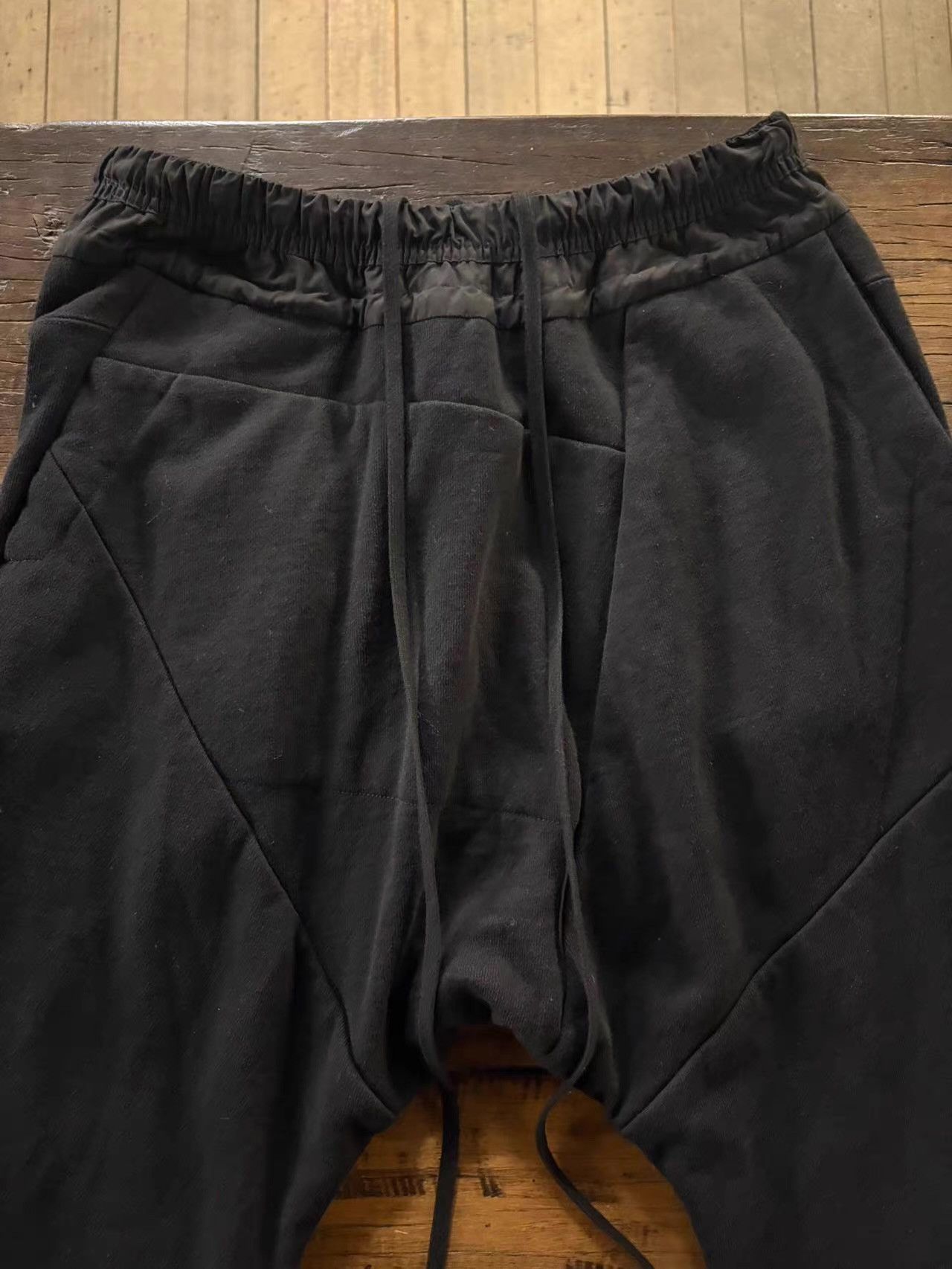 Julius JULIUS 16FW Black Draped Sabre Pleated Pants Ｑ25 Size US 32 / EU 48 - 4 Thumbnail