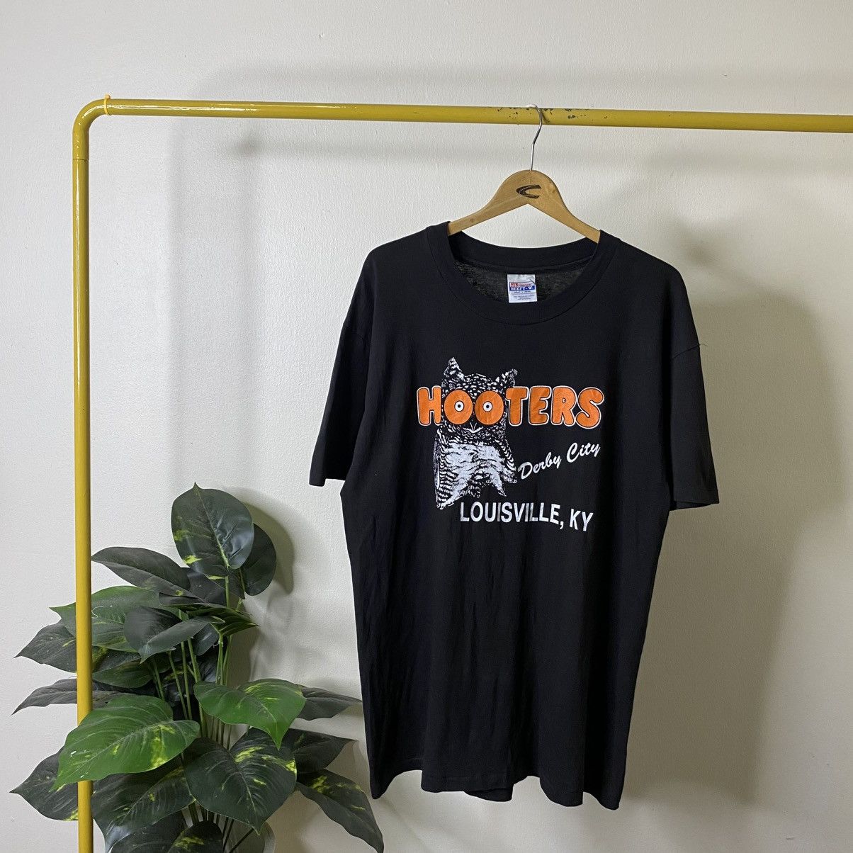 Vintage 1990s Hooters Louisville Kentucy Derby City Promo T Shirt Size US L / EU 52-54 / 3 - 1 Thumbnail