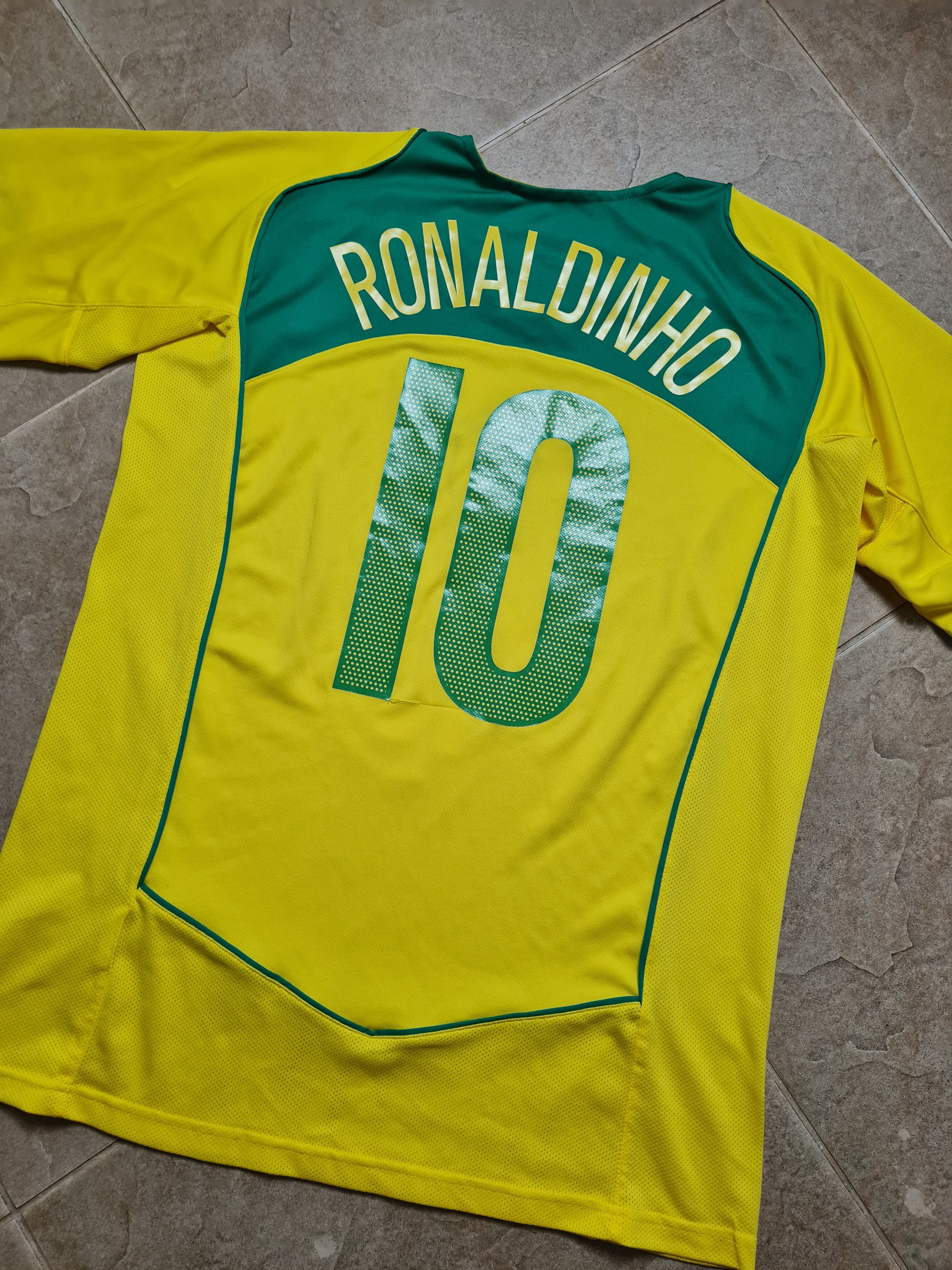 Nike NIKE Brazil 2004 #10 Ronaldinho Vintage Soccer Shirt Size US L / EU 52-54 / 3 - 17 Thumbnail
