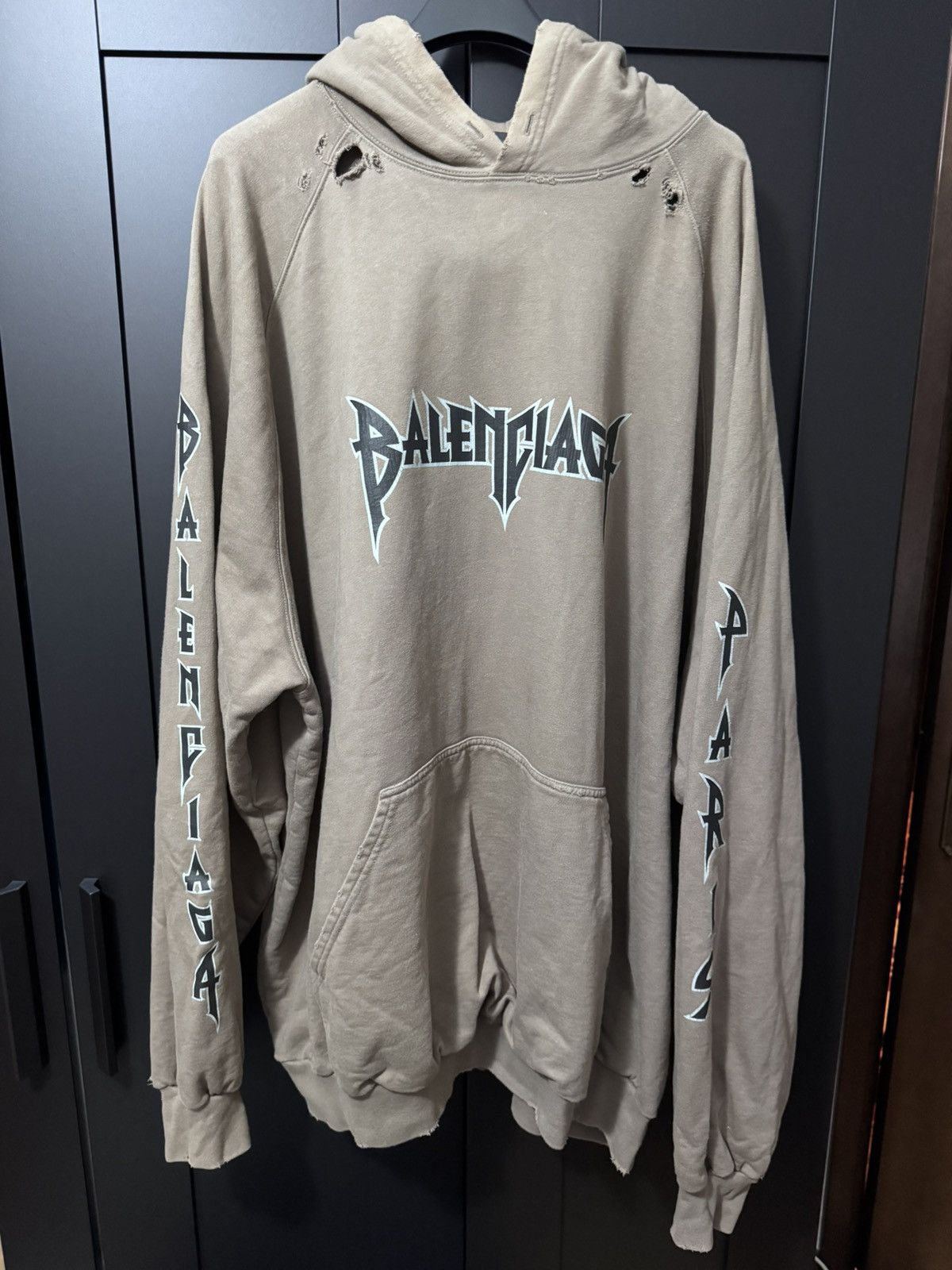 Balenciaga Balenciaga Metal Logo Hoodie Beige Size 3 🌊🌊BLUELLE🌊🌊 Size US L / EU 52-54 / 3 - 1 Thumbnail