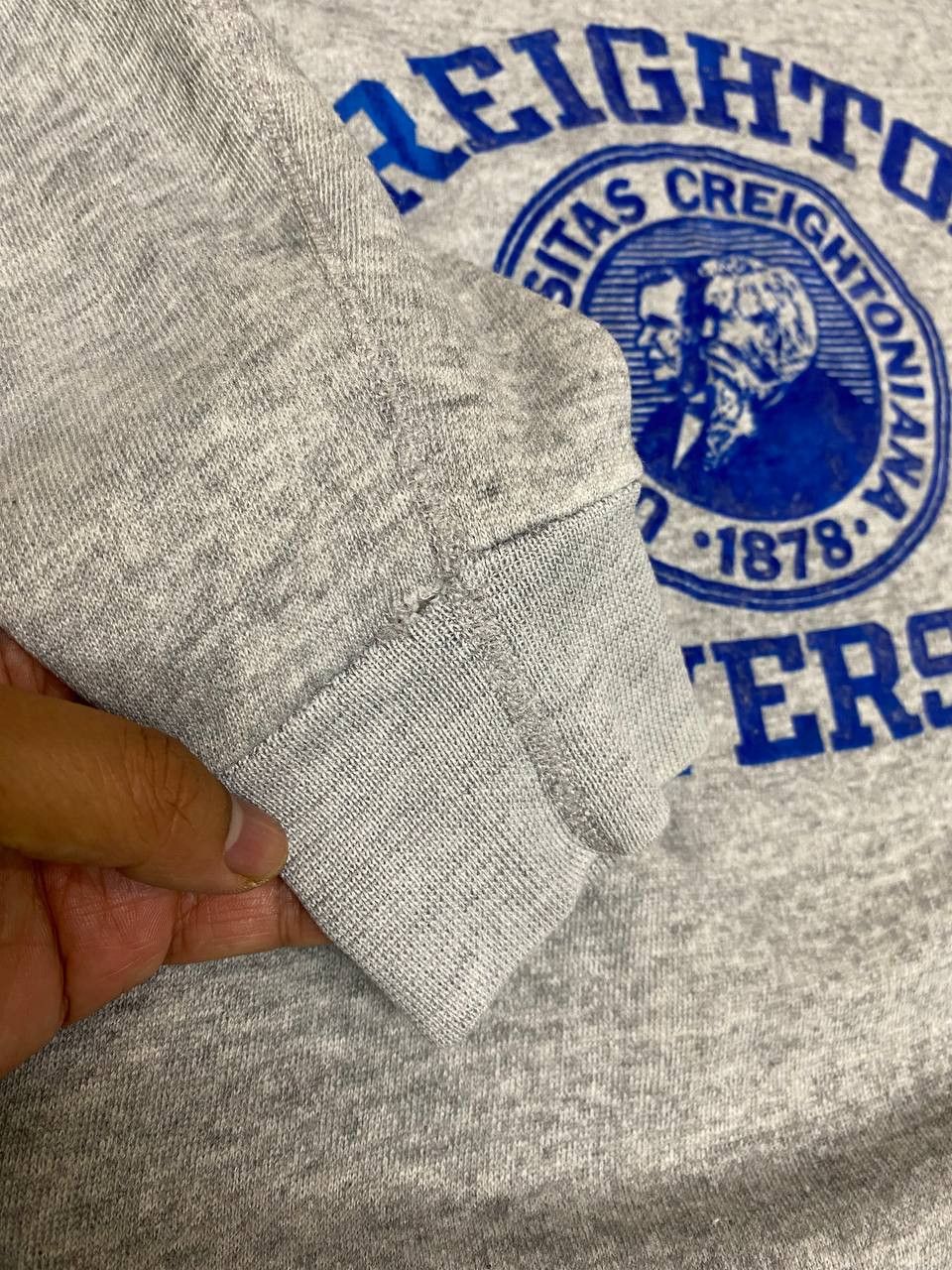 Vintage VINTAGE 80s Creighton University Sweatshirt Grey Raglan Size US XL / EU 56 / 4 - 8 Thumbnail