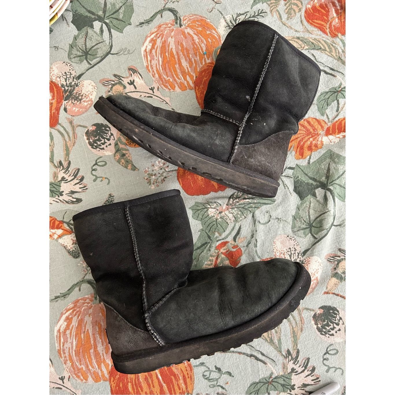 Ugg UGG Australia Classic Short Boots in Black, Winter Shearling Size US 8 / IT 38 - 2 Thumbnail