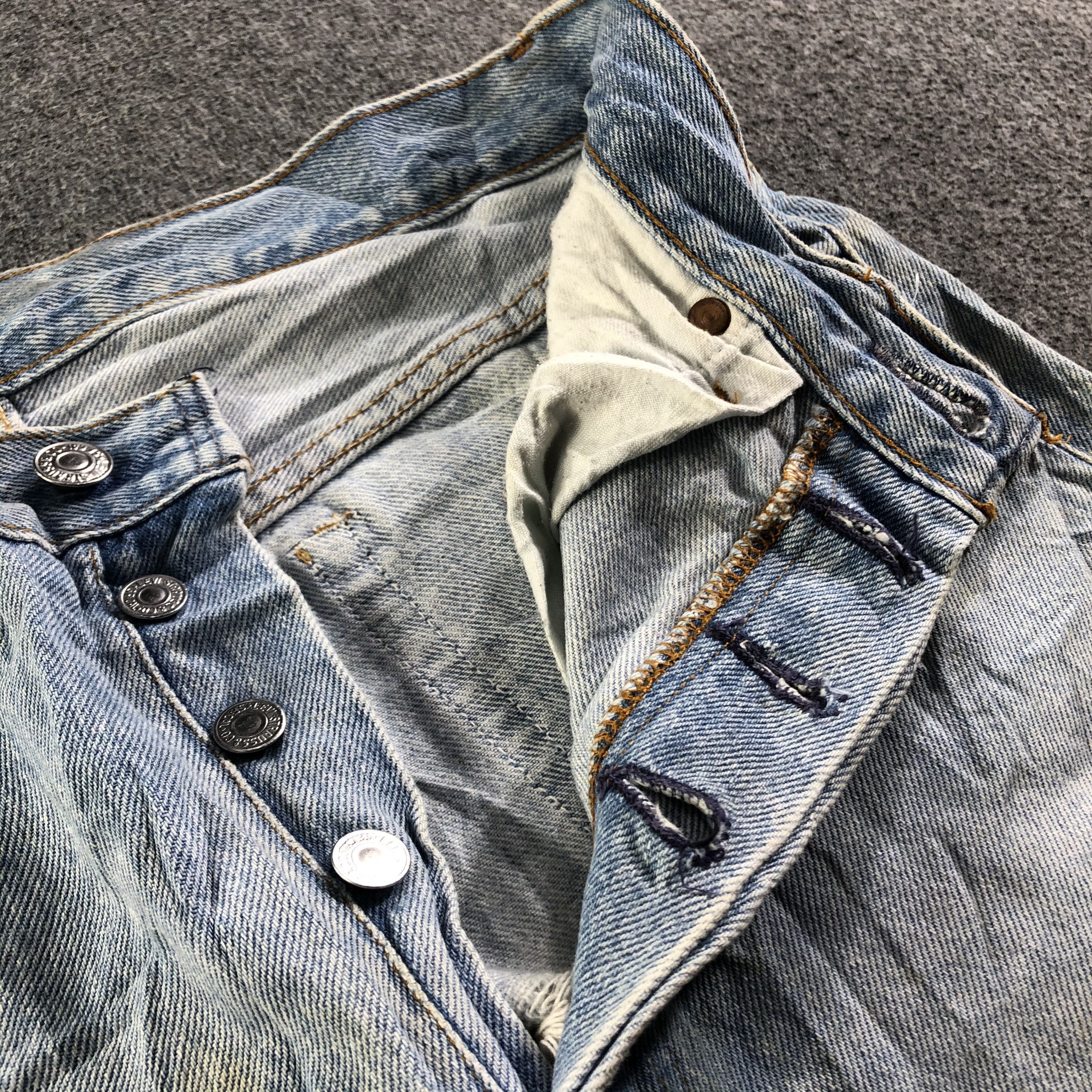 Levi's × Vintage Vintage 90s Light Wash Levis 501 Jeans-J3927 Size US 28 / EU 44 - 8 Thumbnail