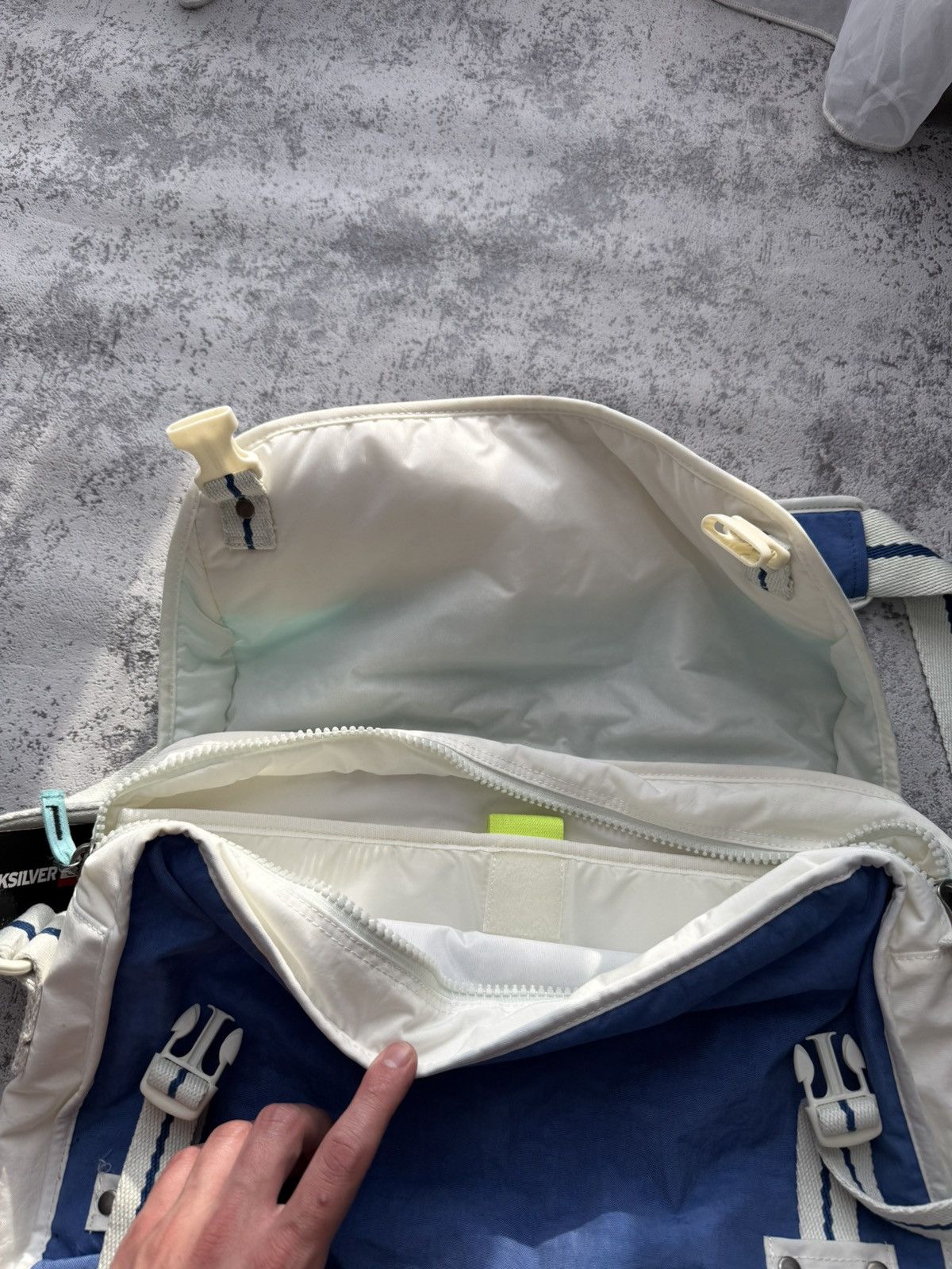 Quiksilver × Vintage Vintage Quiksilver Echo Beach Surf Crossbody Bag Size ONE SIZE - 7 Thumbnail